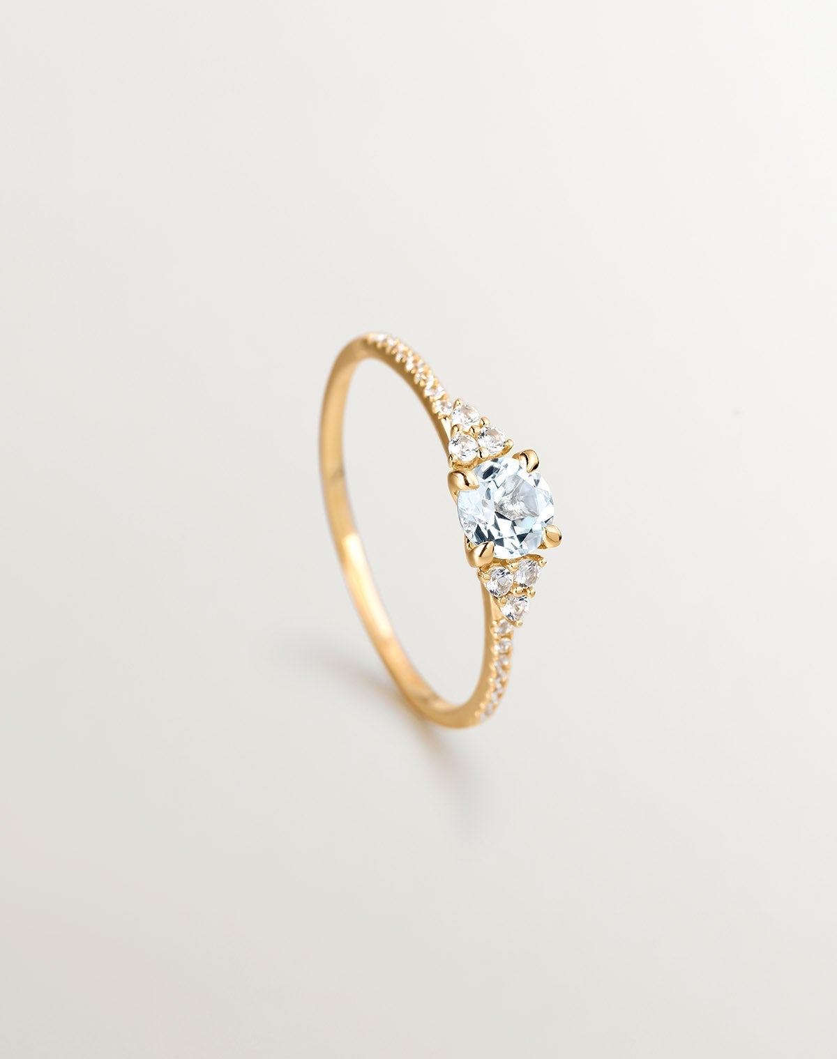 Anillo de plata 925 bañada en oro amarillo de 18K con topacio azul sky y zafiros blancos