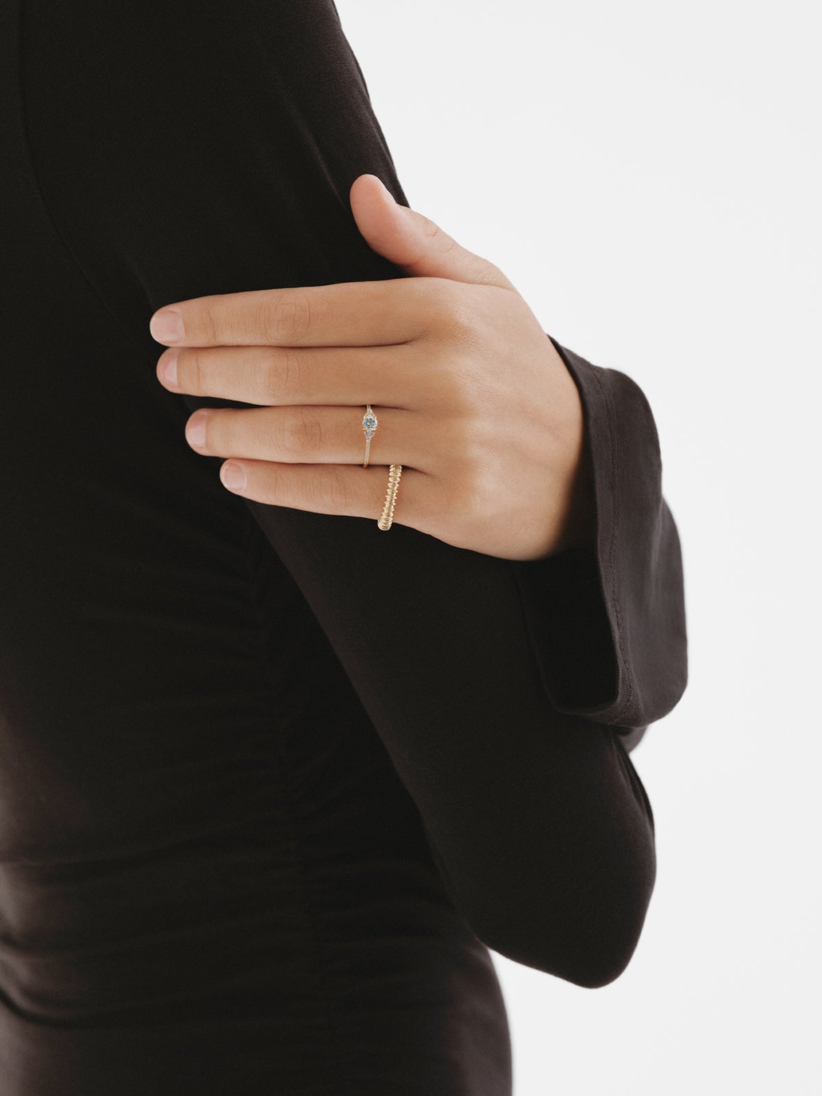 Anillo de plata 925 bañada en oro amarillo de 18K con topacio azul sky y zafiros blancos