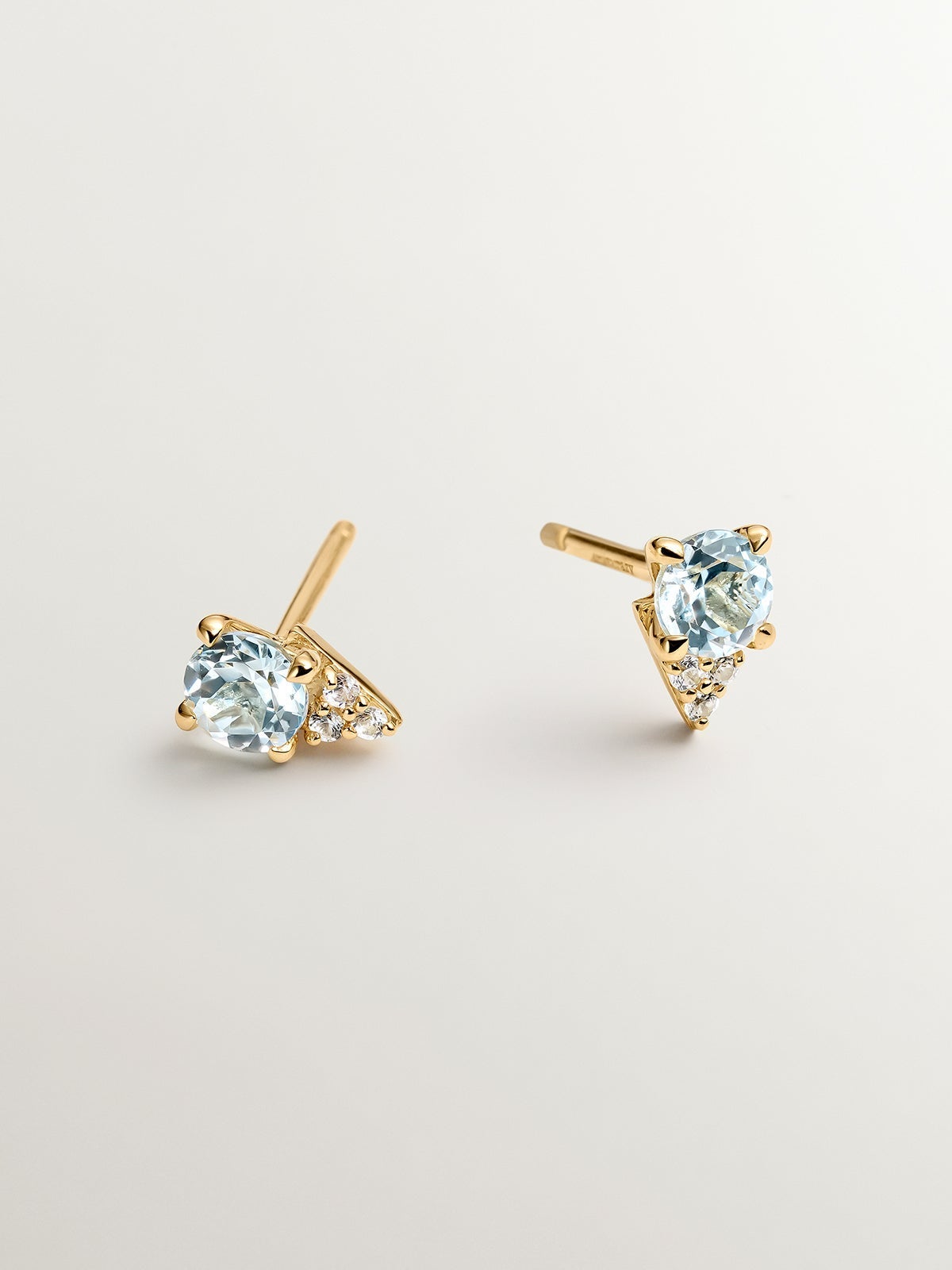 Pendientes de plata 925 bañada en oro amarillo de 18K con topacios azul sky y zafiros blancos