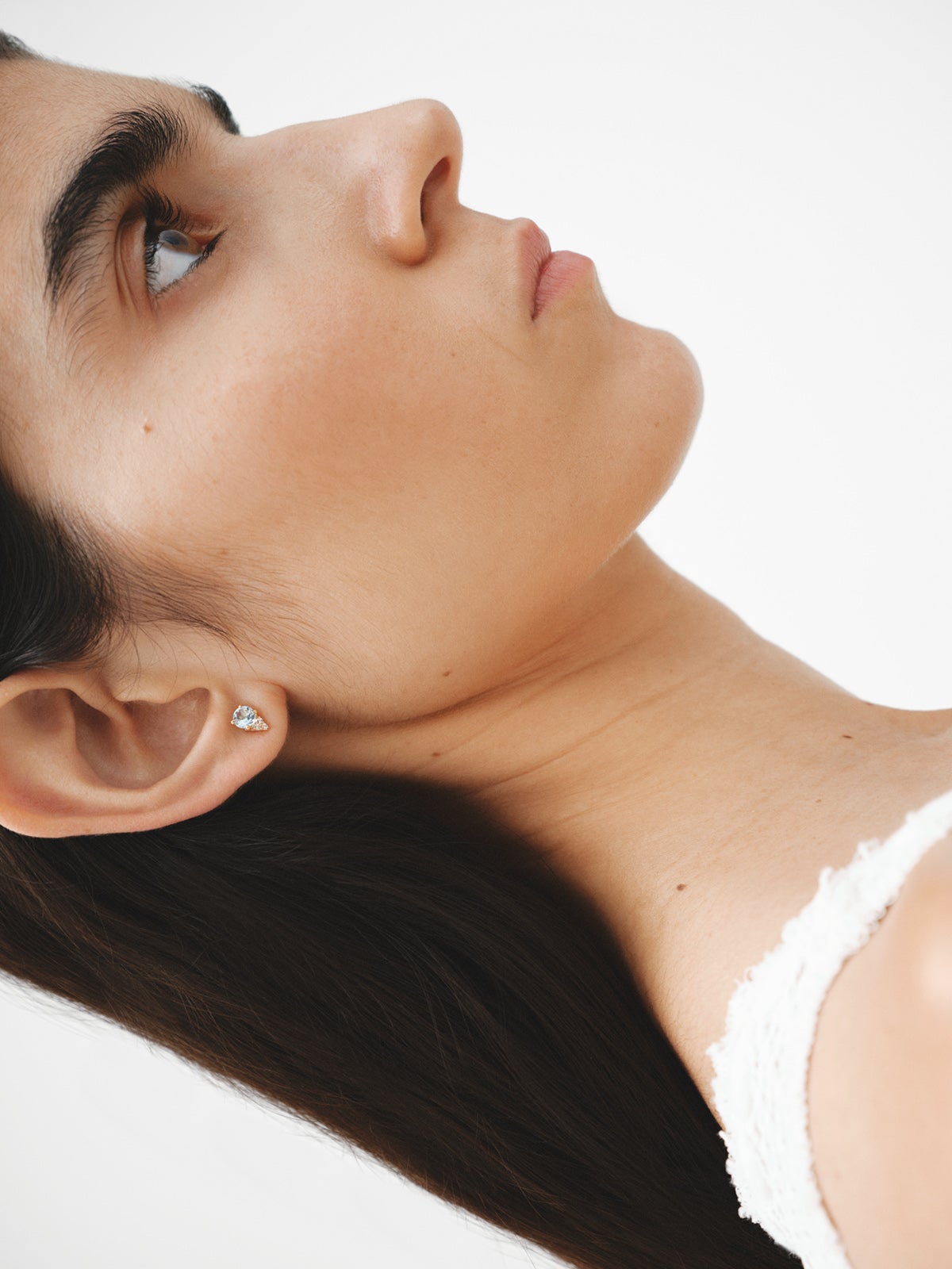 Pendientes de plata 925 bañada en oro amarillo de 18K con topacios azul sky y zafiros blancos