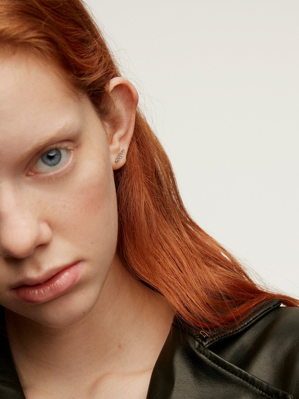 Pendientes trepadores de plata 925 con zafiros blancos