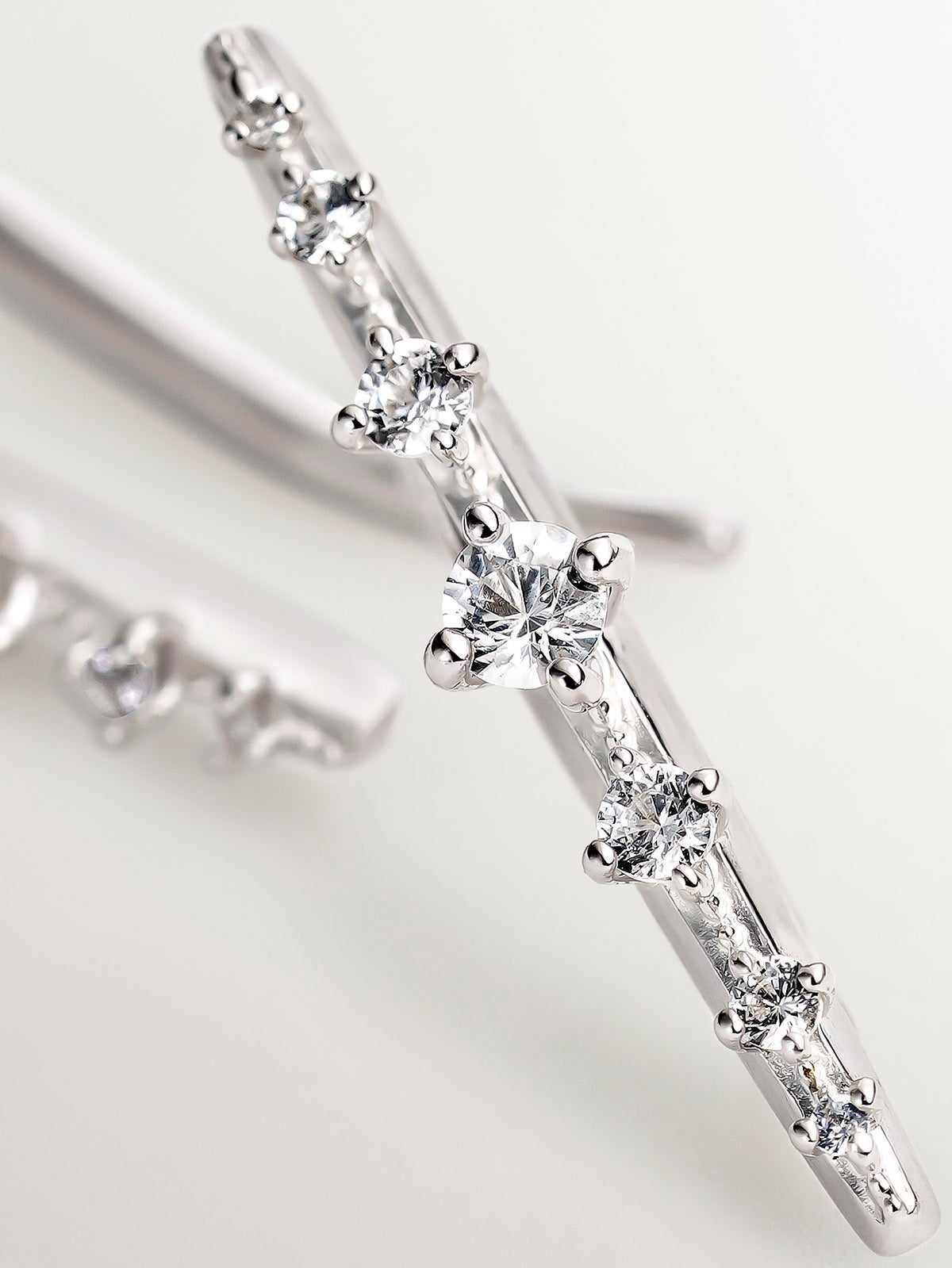 Pendientes trepadores de plata 925 con zafiros blancos