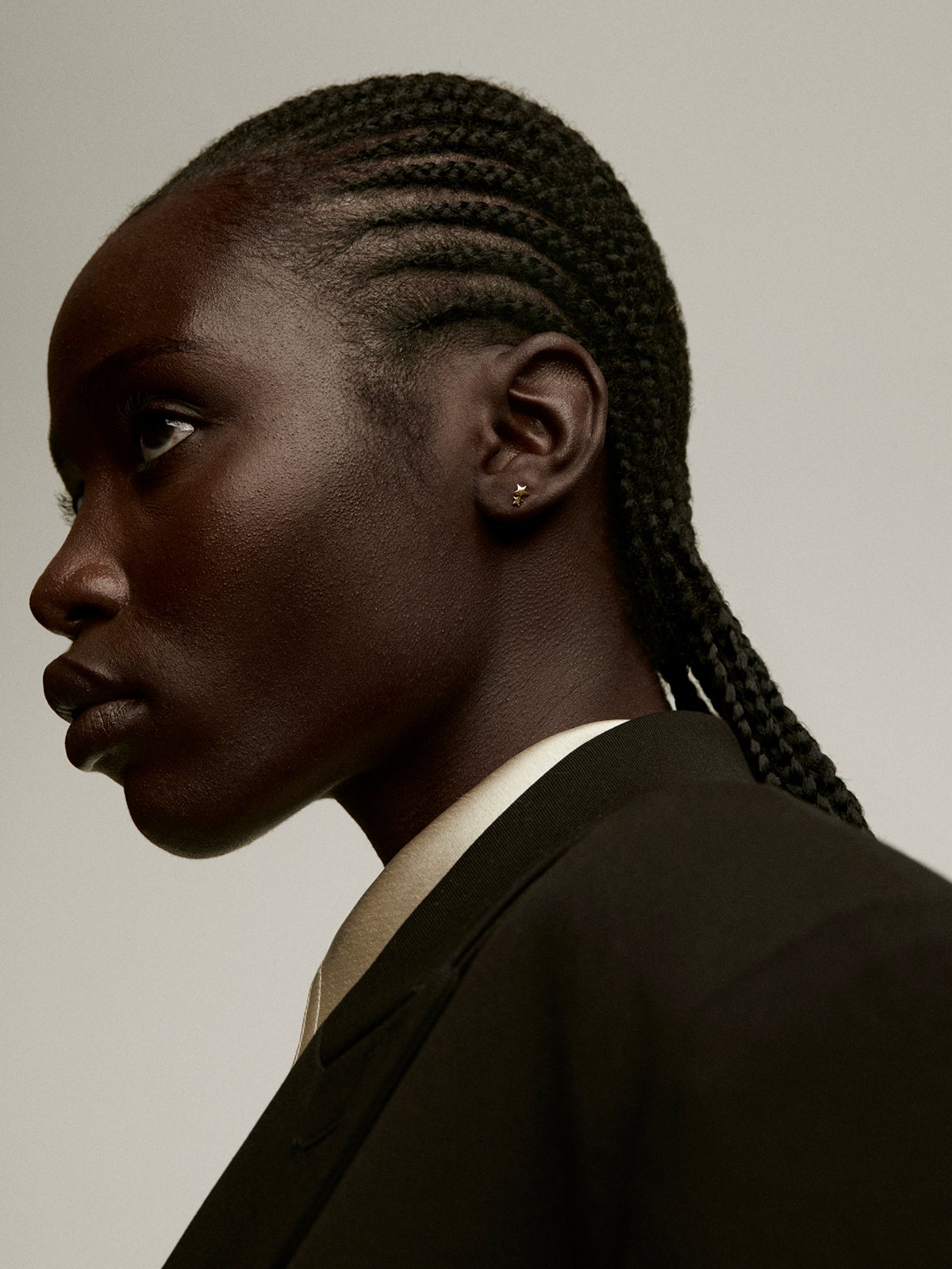 Pendiente individual pequeño de plata 925 bañada en oro amarillo de 18K con estrellas