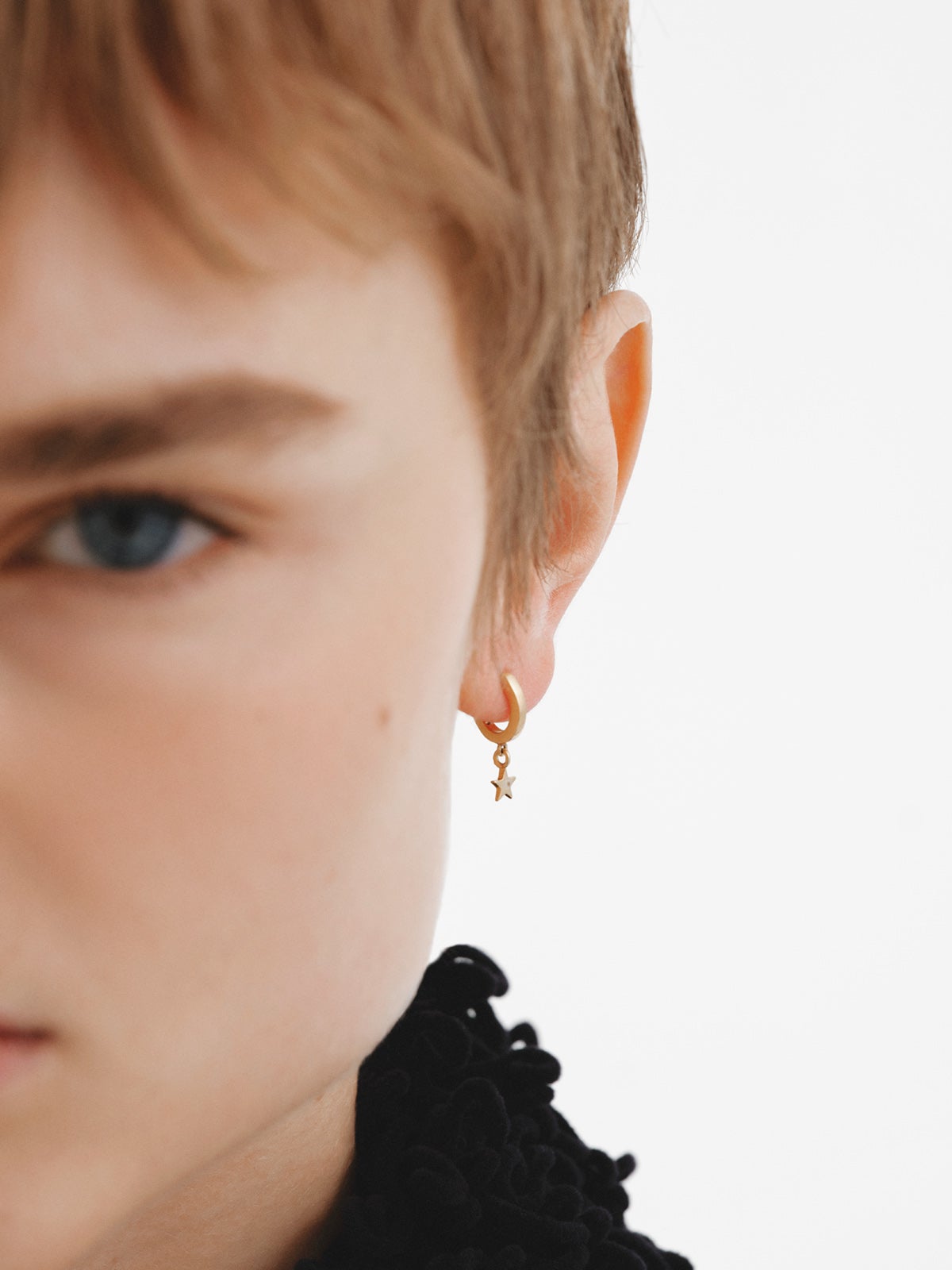 Pendientes de aro pequeños de plata 925 bañada en oro amarillo de 18K con estrella