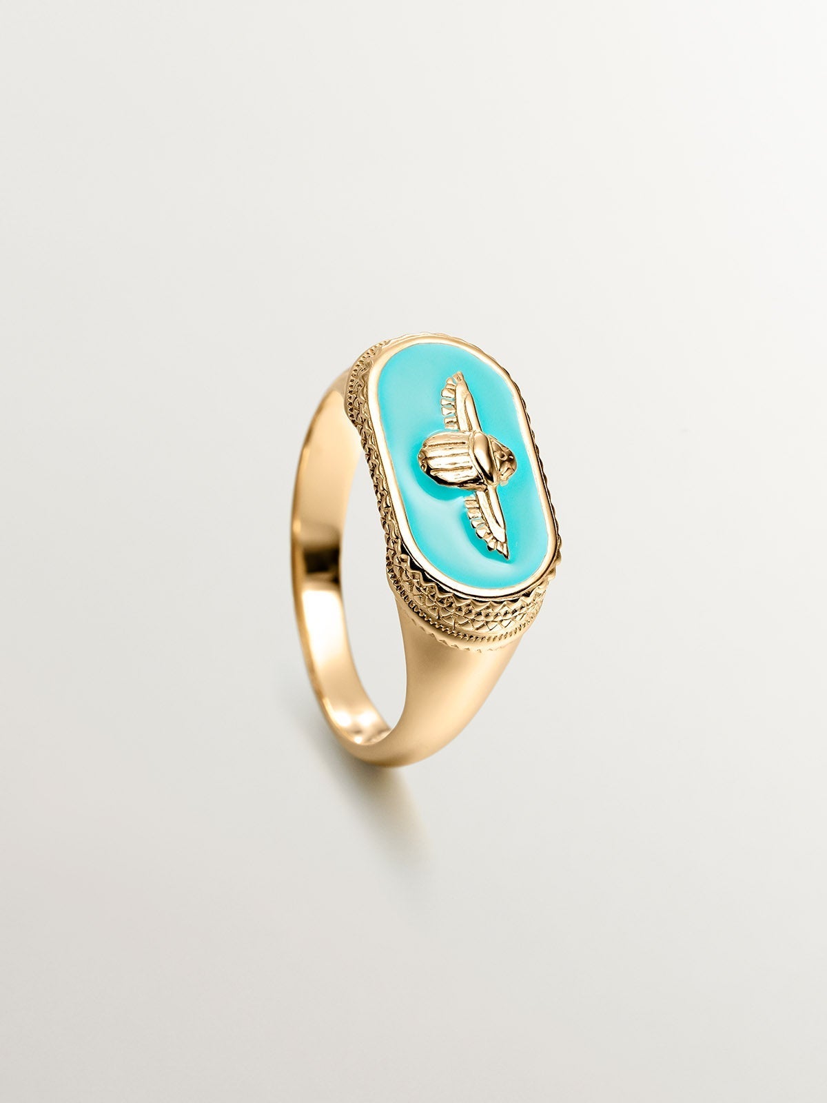 Anillo tipo sello de plata 925 bañada en oro amarillo de 18K con escarabajo y esmalte turquesa