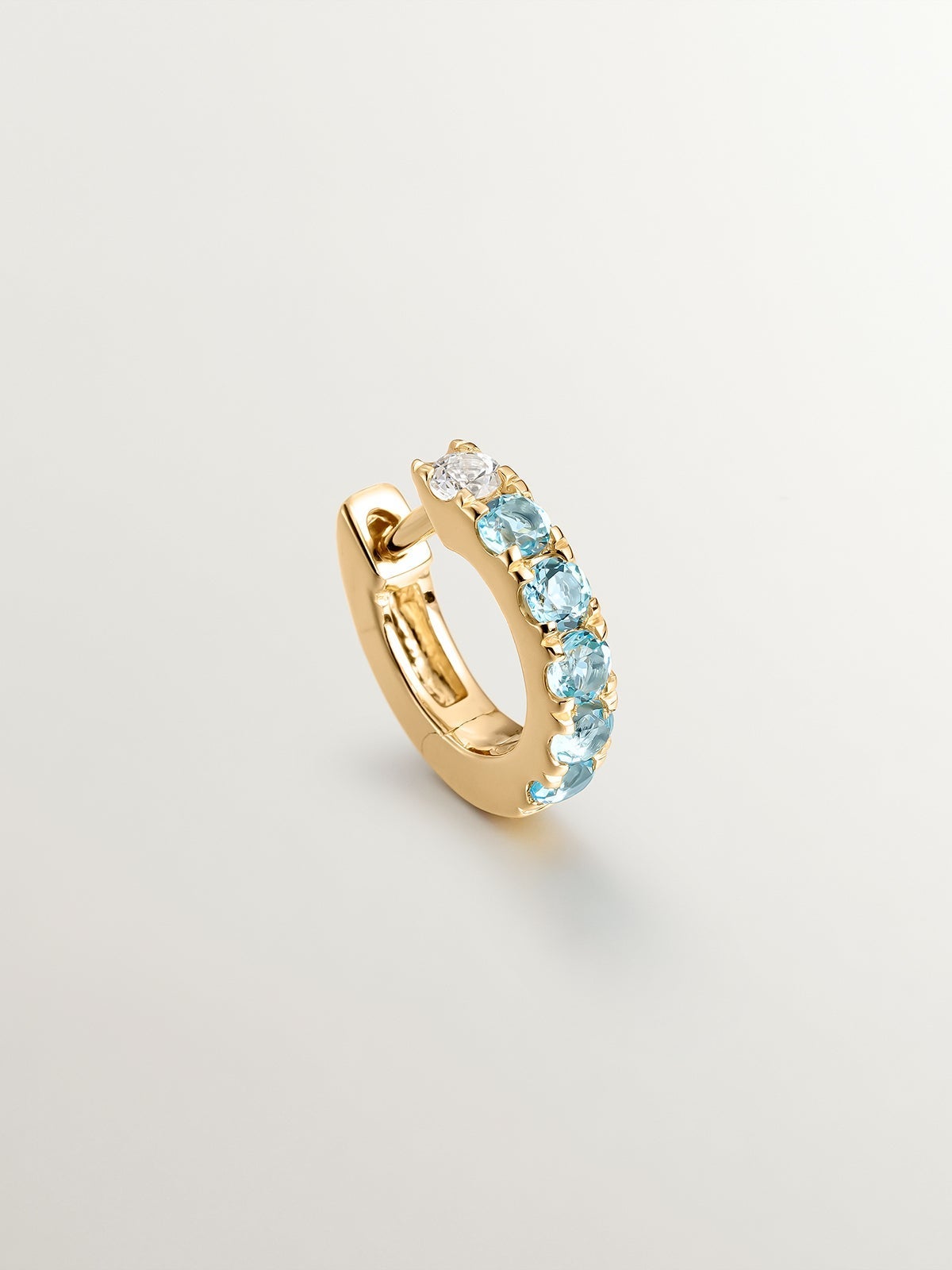 Pendiente individual de plata 925 bañada en oro amarillo de 18K con zafiros blancos y azules