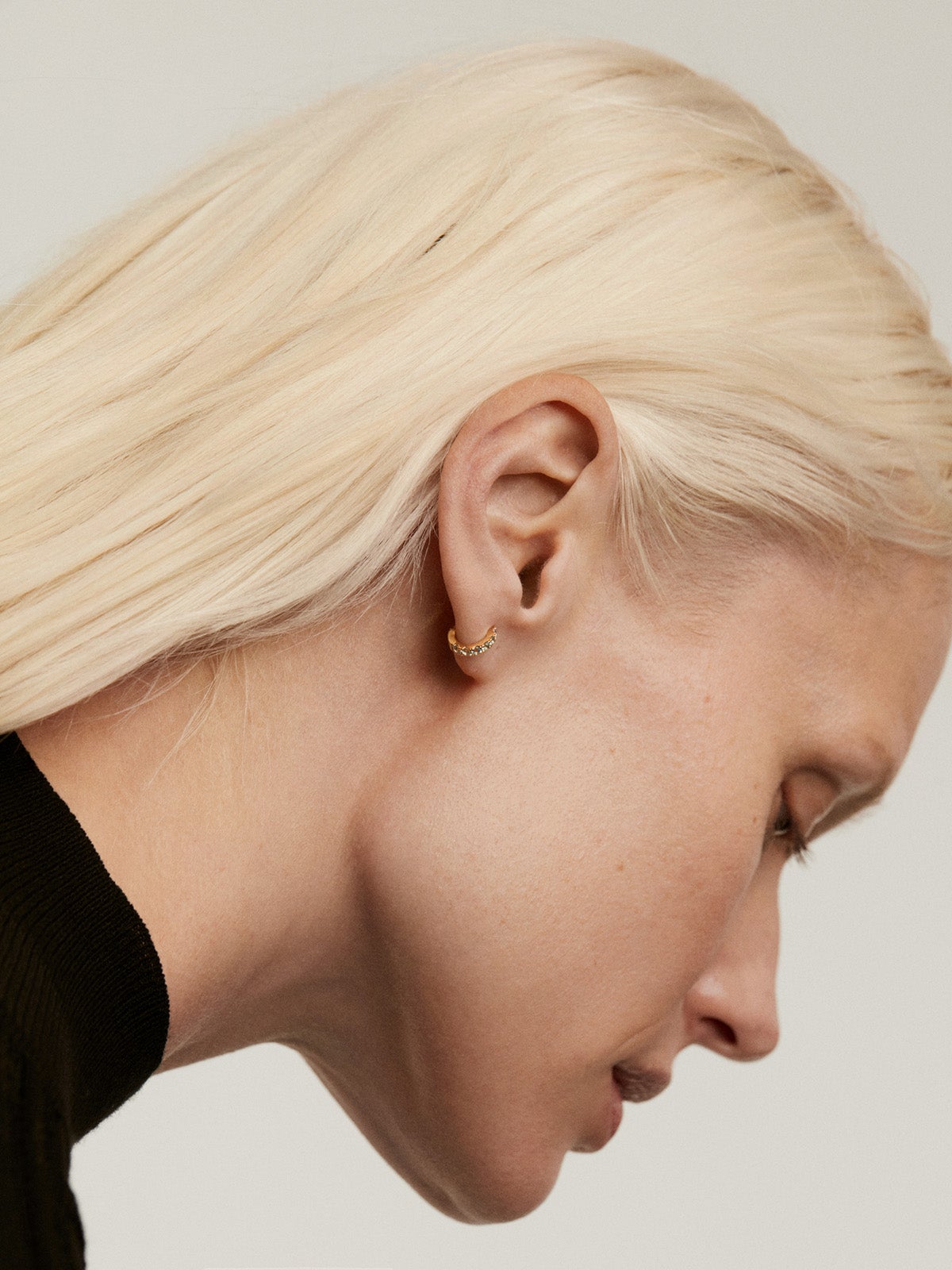 Pendiente individual de plata 925 bañada en oro amarillo de 18K con zafiros blancos y azules