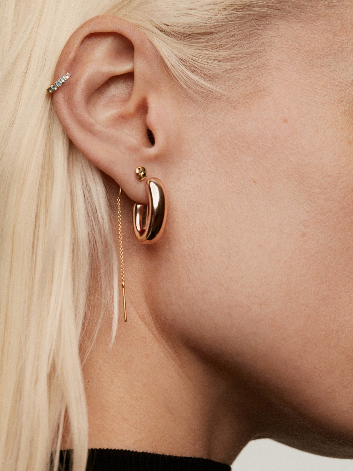 Pendiente individual de plata 925 bañada en oro amarillo de 18K con zafiros blancos y azules