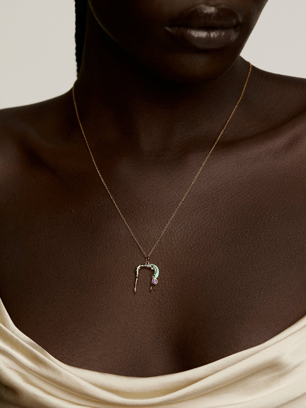 Charm de plata 925 bañada en oro amarillo de 18K con forma de diosa nut, amatista morada y esmalte