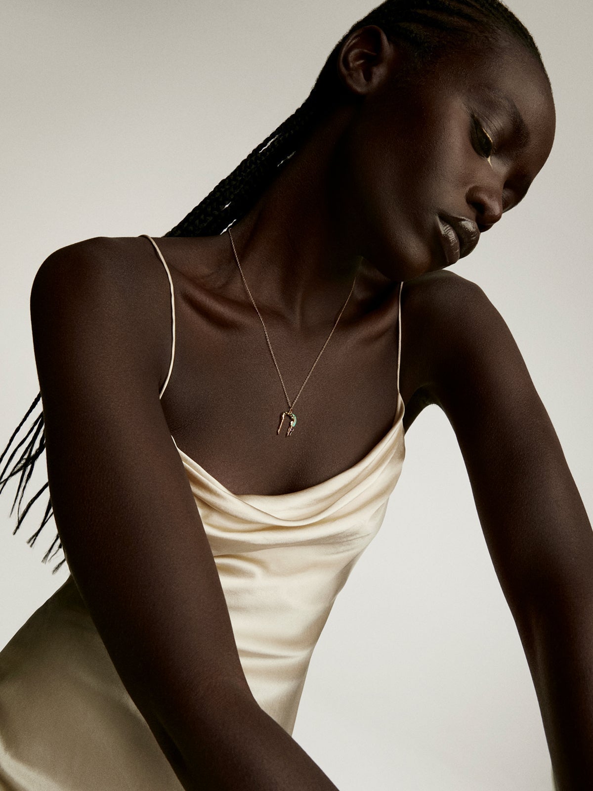 Charm de plata 925 bañada en oro amarillo de 18K con forma de diosa nut, amatista morada y esmalte