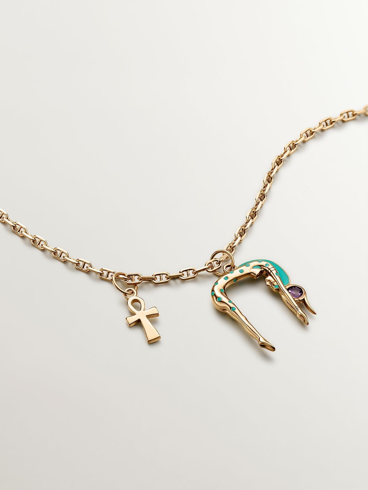 Charm de plata 925 bañada en oro amarillo de 18K con forma de diosa nut, amatista morada y esmalte