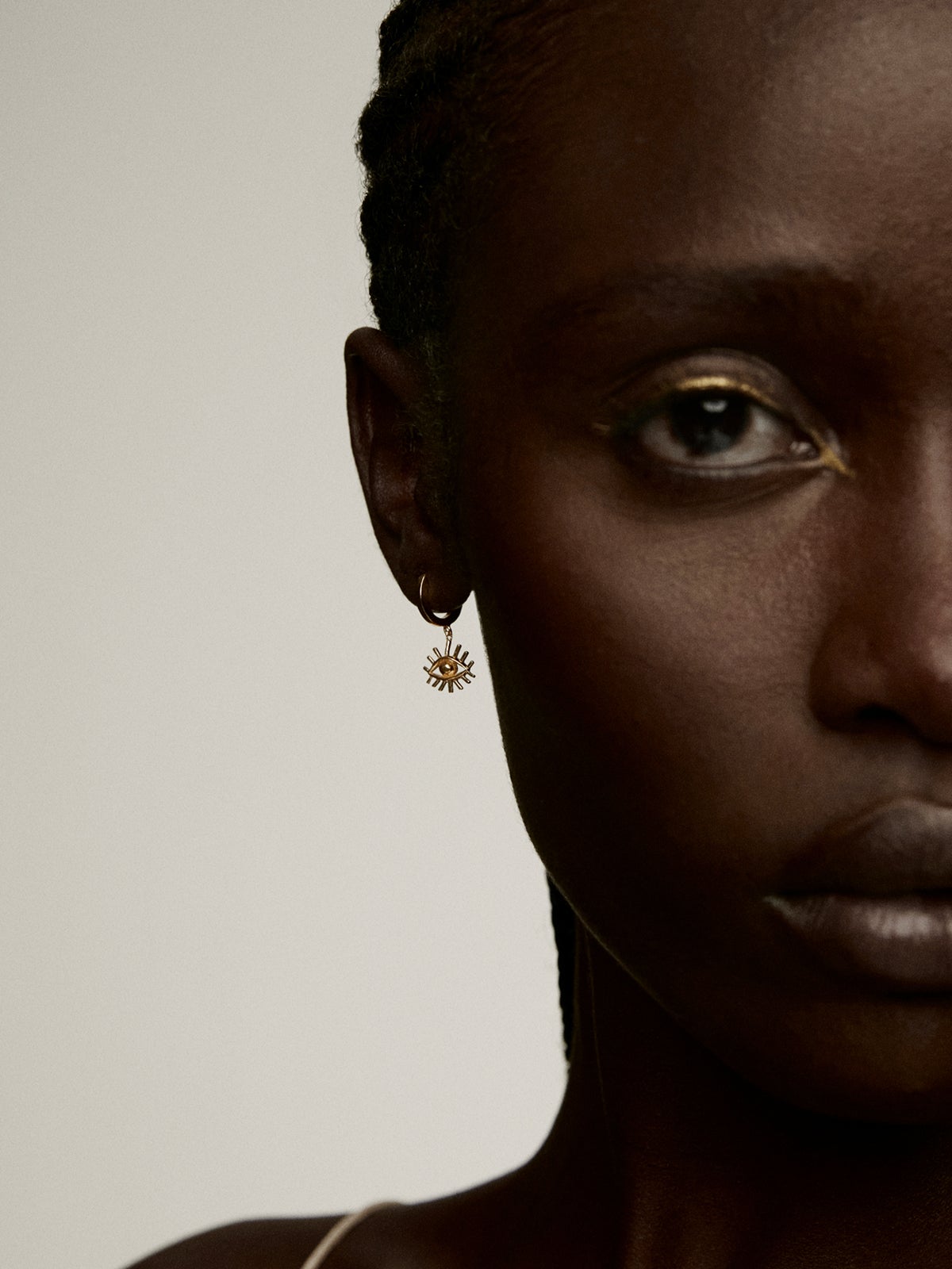 Pendientes de aro pequeños de plata 925 bañada en oro amarillo de 18K con ojo