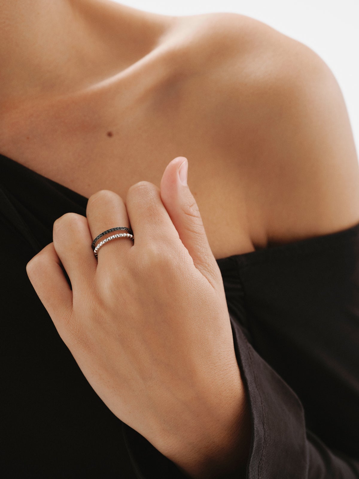 Anillo doble de plata 925 con relieve y espinelas negras