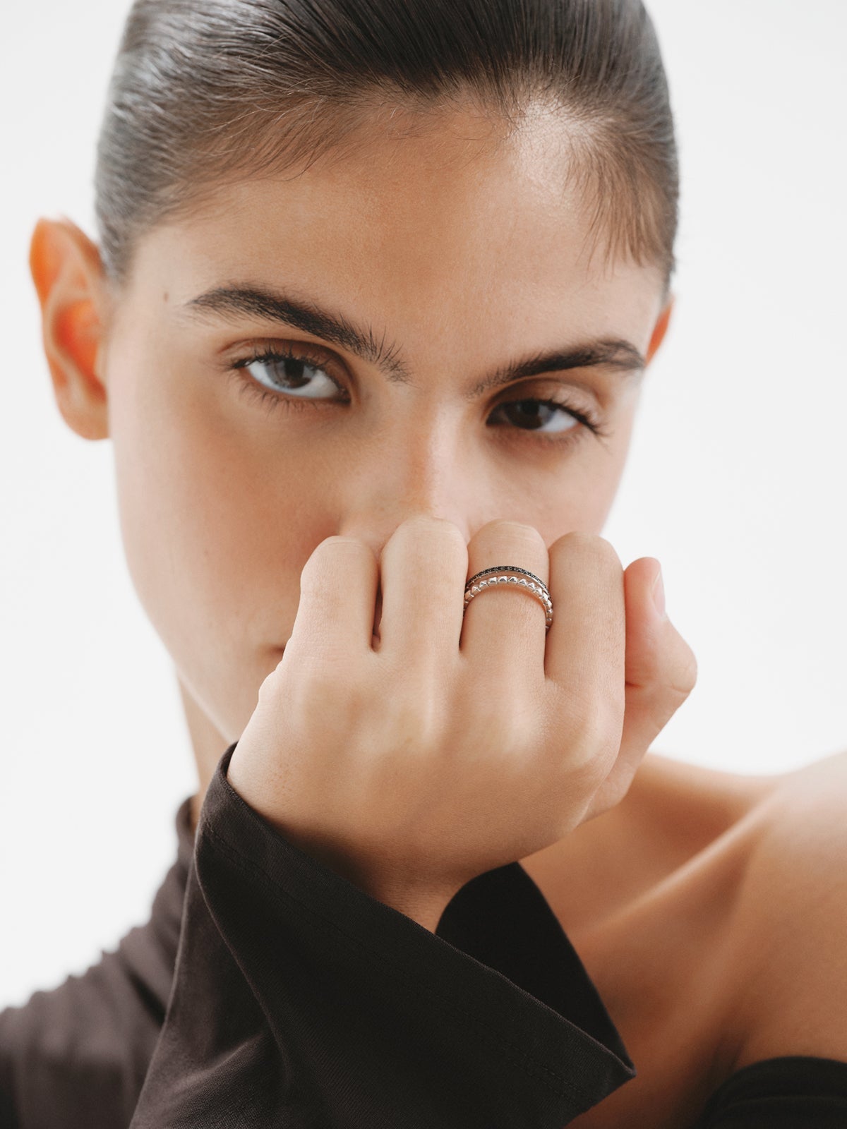 Anillo doble de plata 925 con relieve y espinelas negras