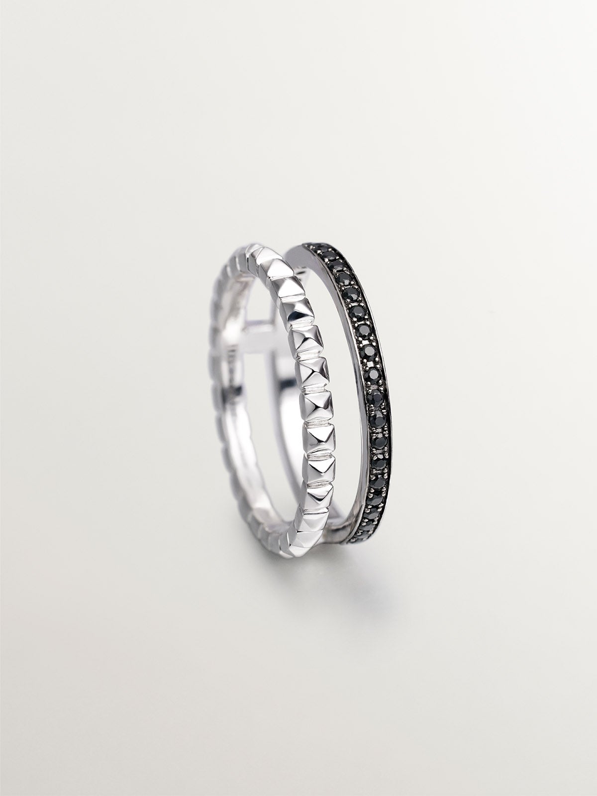 Anillo doble de plata 925 con relieve y espinelas negras