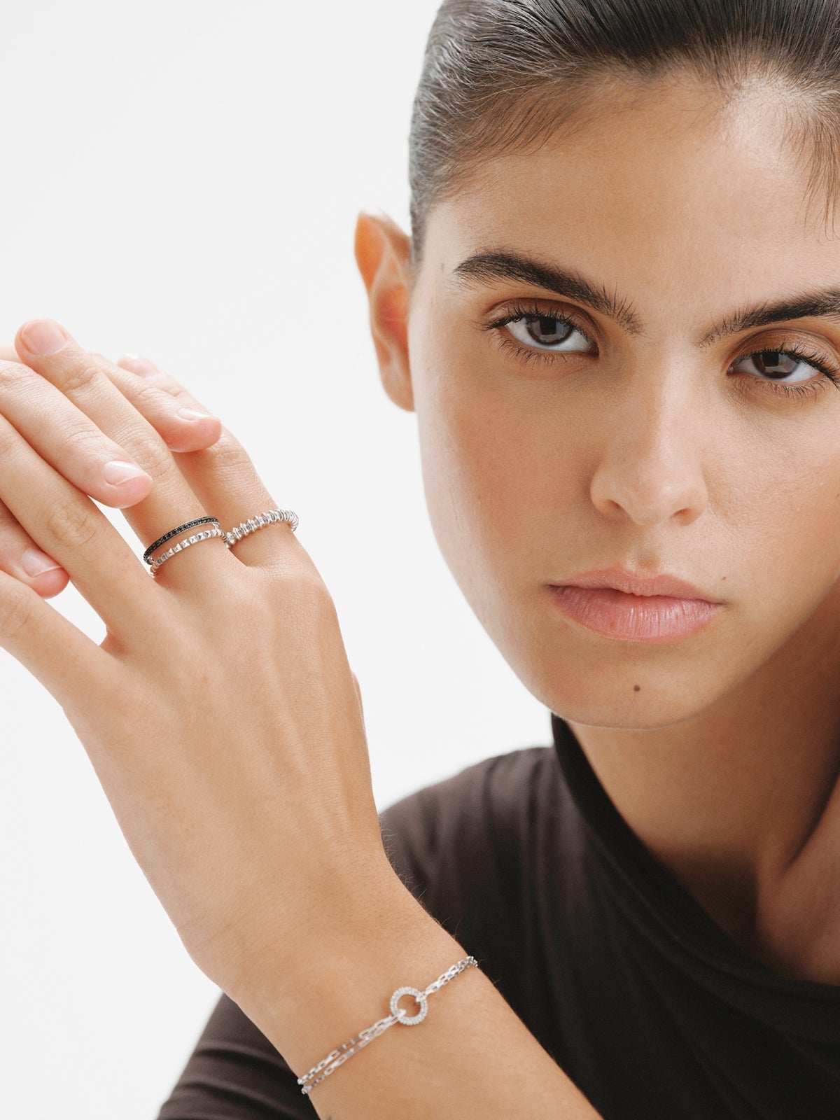 Anillo doble de plata 925 con relieve y espinelas negras