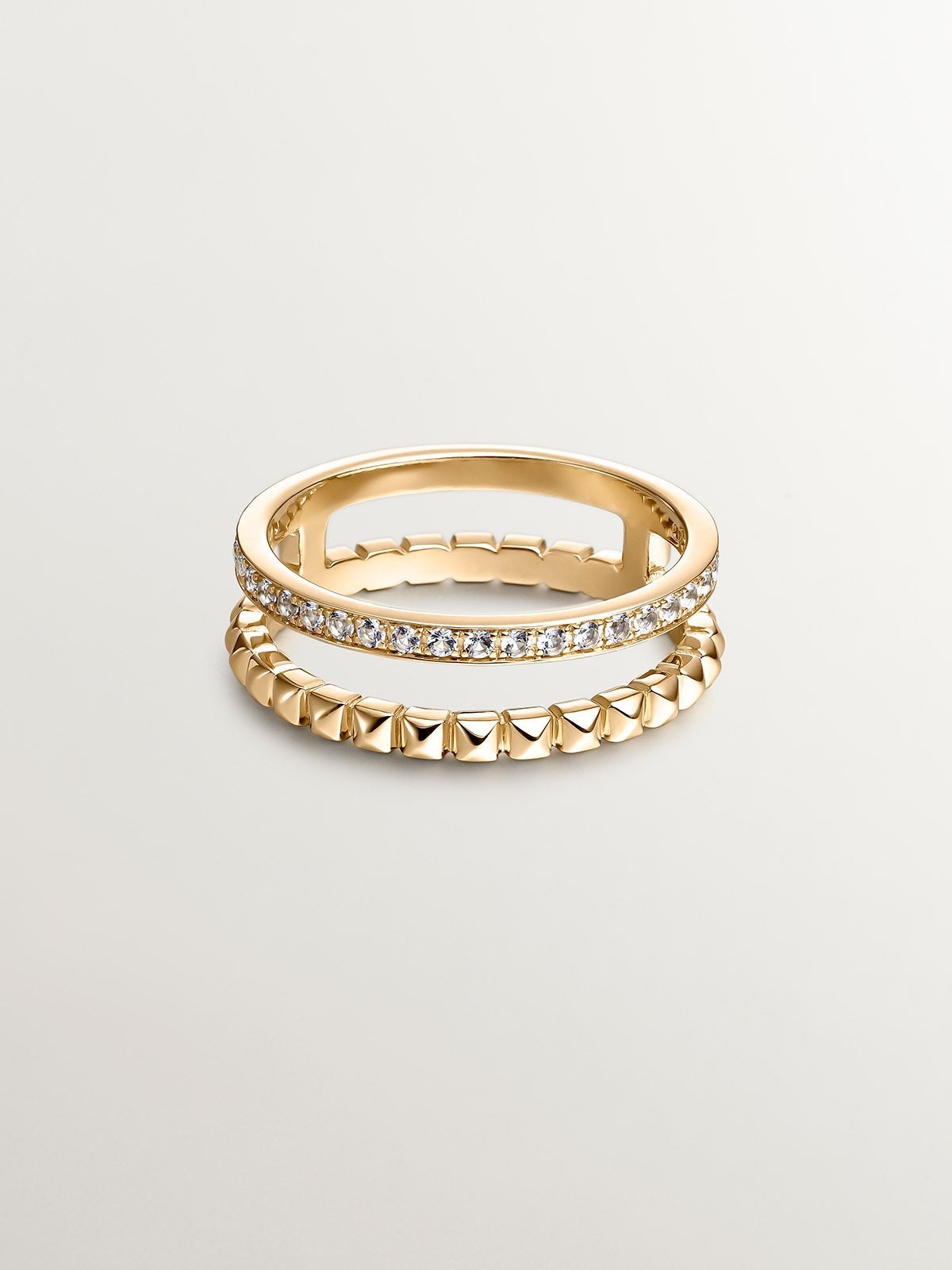 Anillo doble de plata 925 bañada en oro amarillo de 18K con relieve y topacios blancos