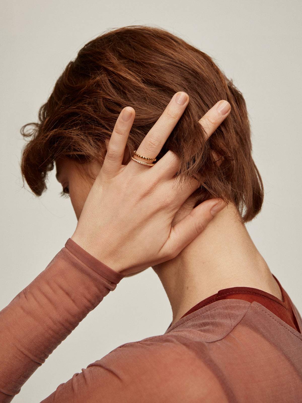 Anillo doble de plata 925 bañada en oro amarillo de 18K con relieve y topacios blancos