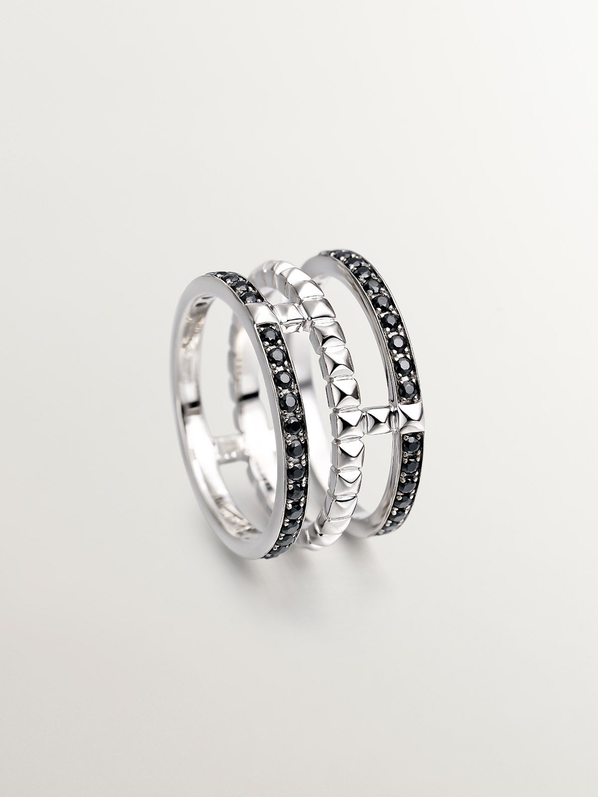 Anillo triple de plata 925 con textura y espinelas negras