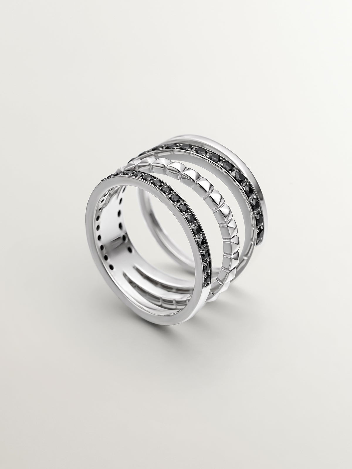Anillo multibrazo de plata 925 bañada con relieve y espinelas negras