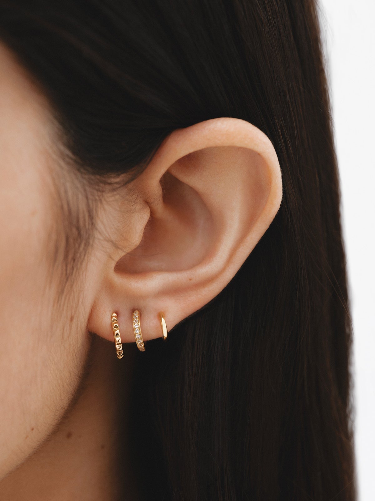 Pendientes trepadores de plata 925 bañada en oro amarillo de 18K con topacios blancos