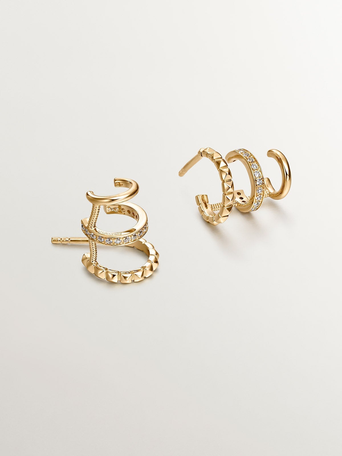 Pendientes trepadores de plata 925 bañada en oro amarillo de 18K con topacios blancos