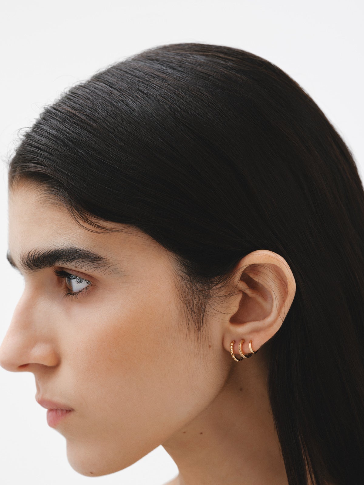 Pendientes trepadores de plata 925 bañada en oro amarillo de 18K con topacios blancos