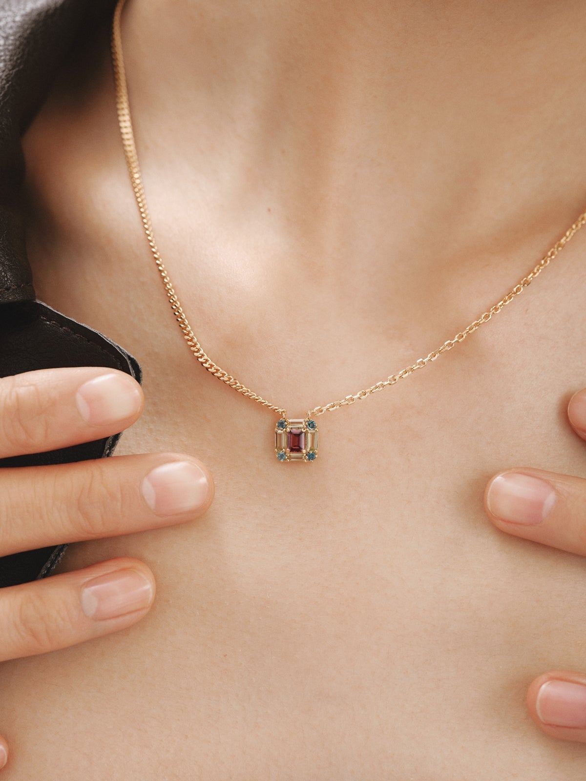 Colgante de plata 925 bañada en oro amarillo de 18K con rodolita rosa, topacio azul london y peridoto verde