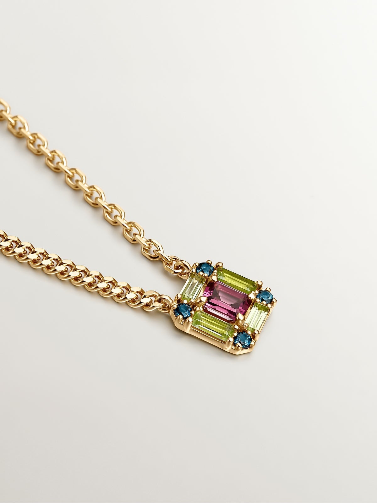 Colgante de plata 925 bañada en oro amarillo de 18K con rodolita rosa, topacio azul london y peridoto verde