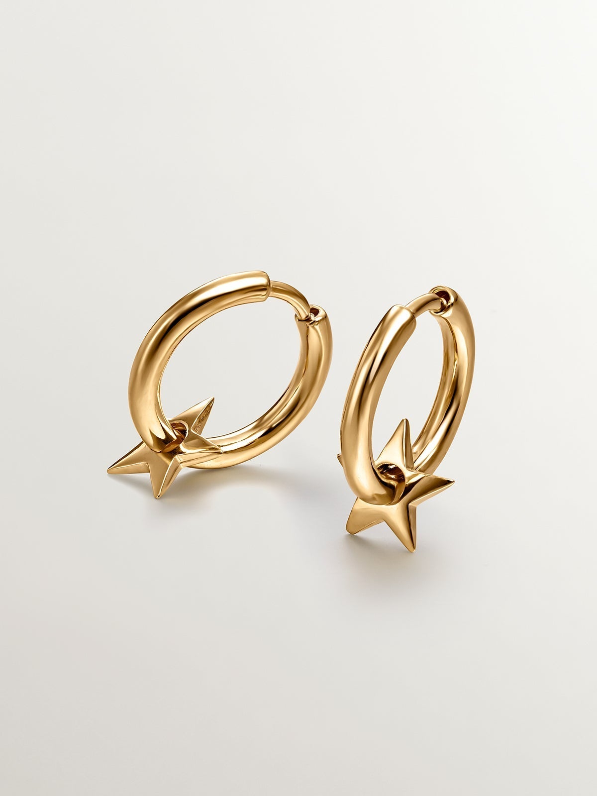 Pendientes de aro pequeños de plata 925 bañada en oro de 18K con estrella