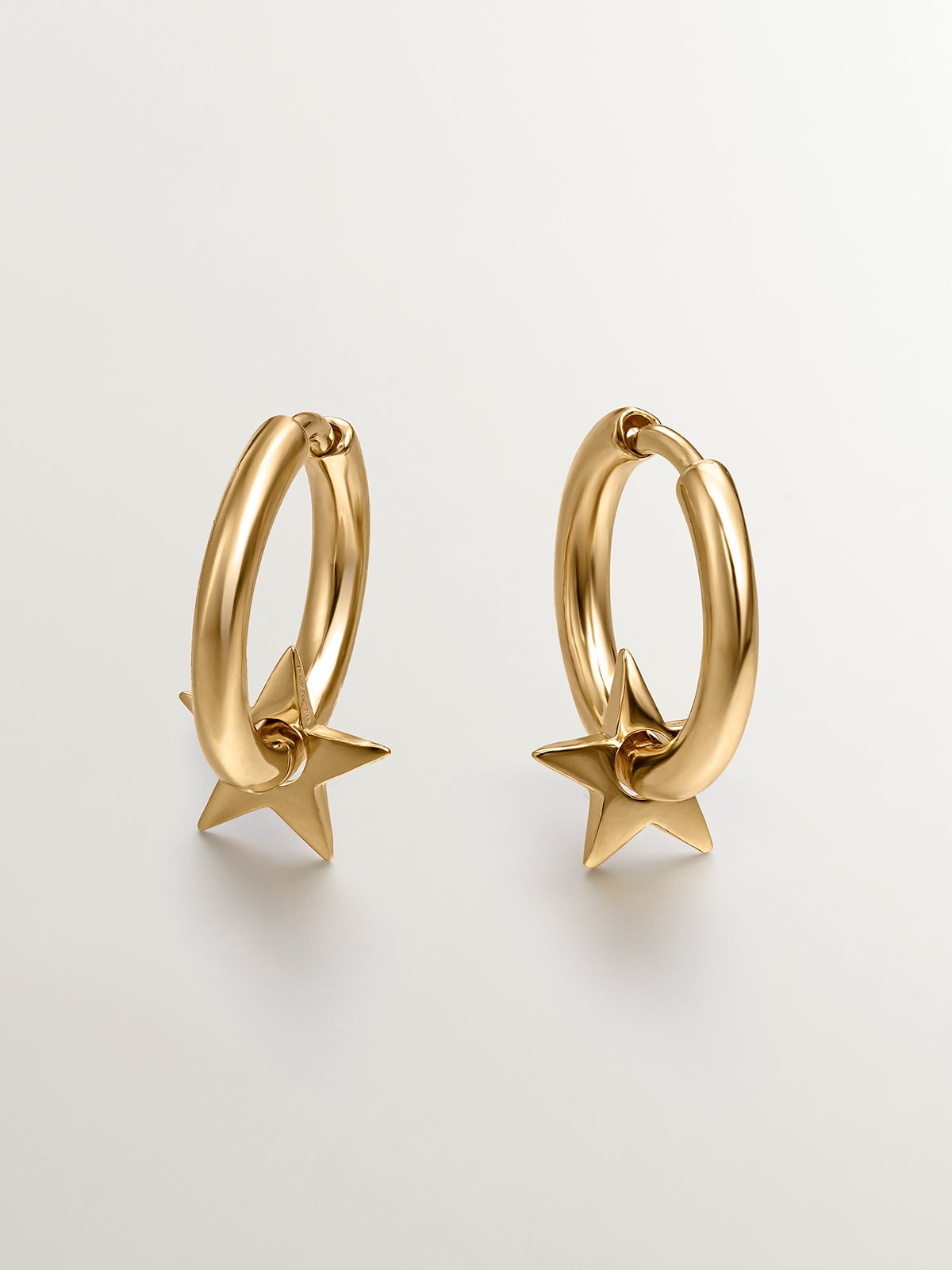Pendientes de aro pequeños de plata 925 bañada en oro de 18K con estrella