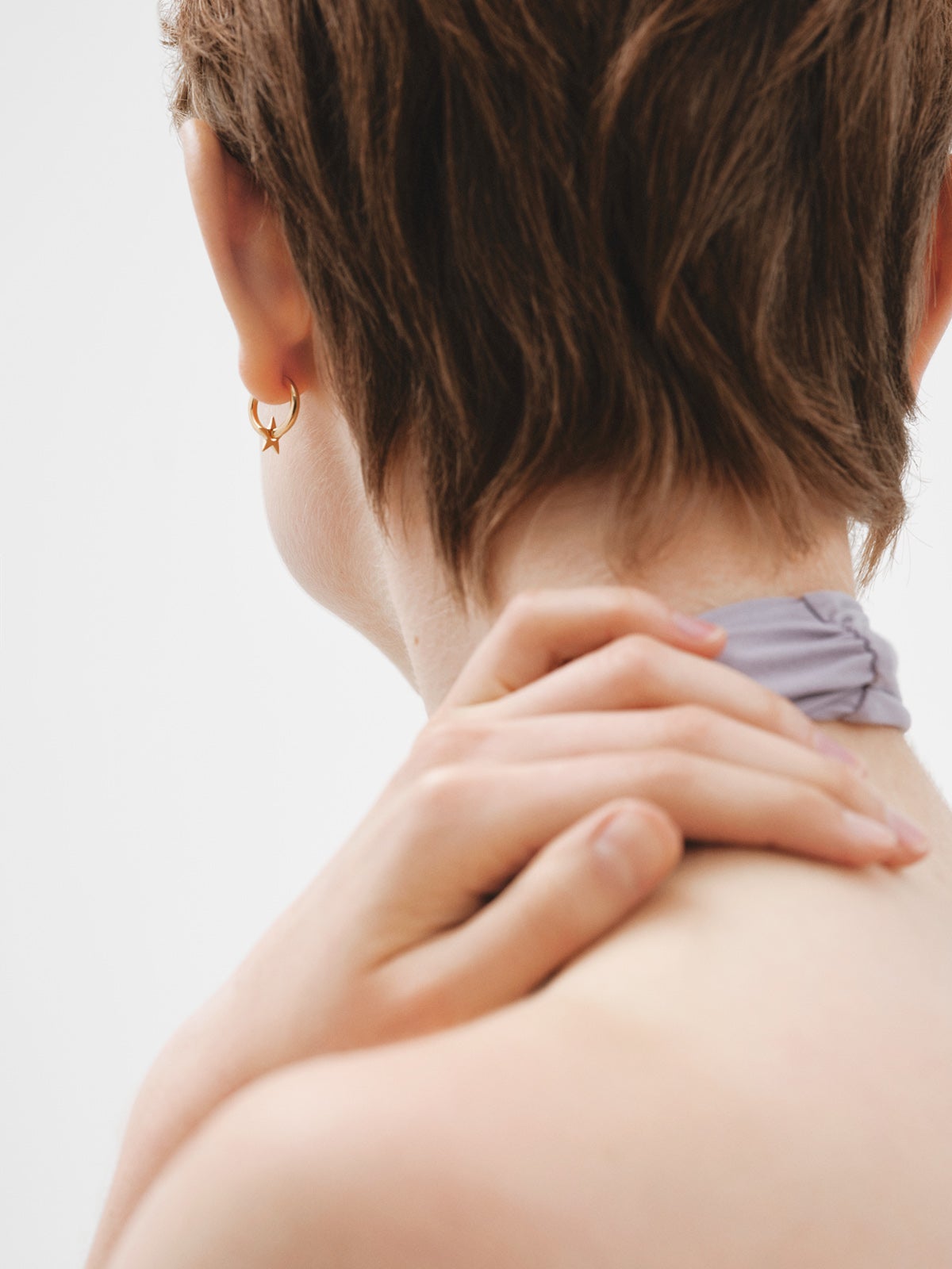 Pendientes de aro pequeños de plata 925 bañada en oro de 18K con estrella