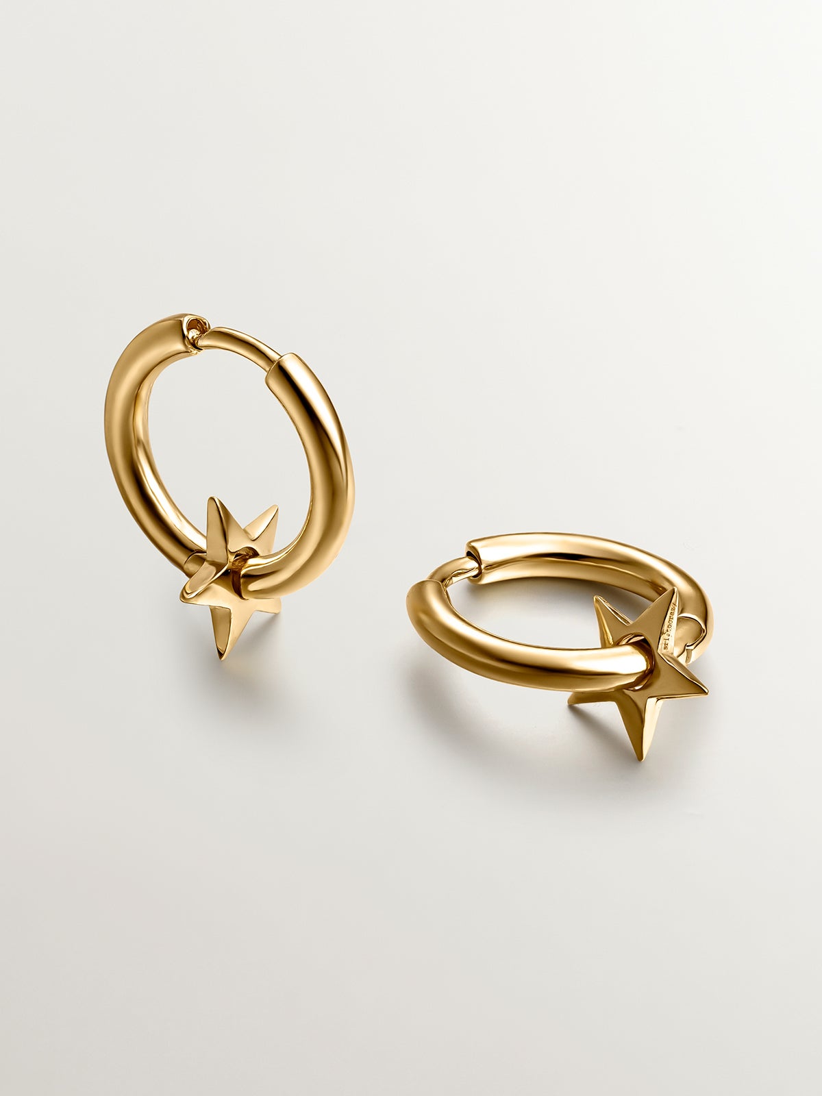 Pendientes de aro pequeños de plata 925 bañada en oro de 18K con estrella
