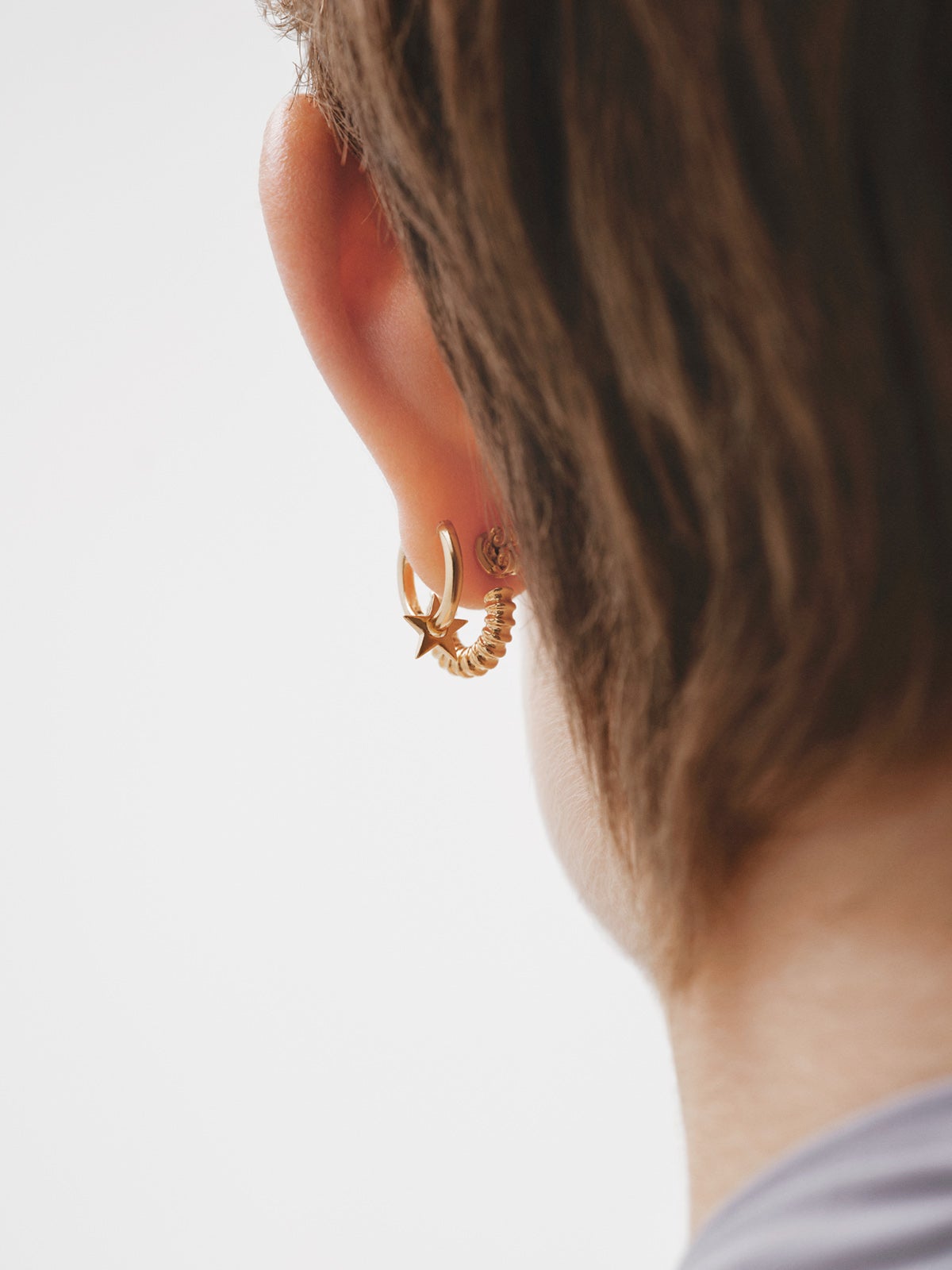 Pendientes de aro pequeños de plata 925 bañada en oro de 18K con estrella