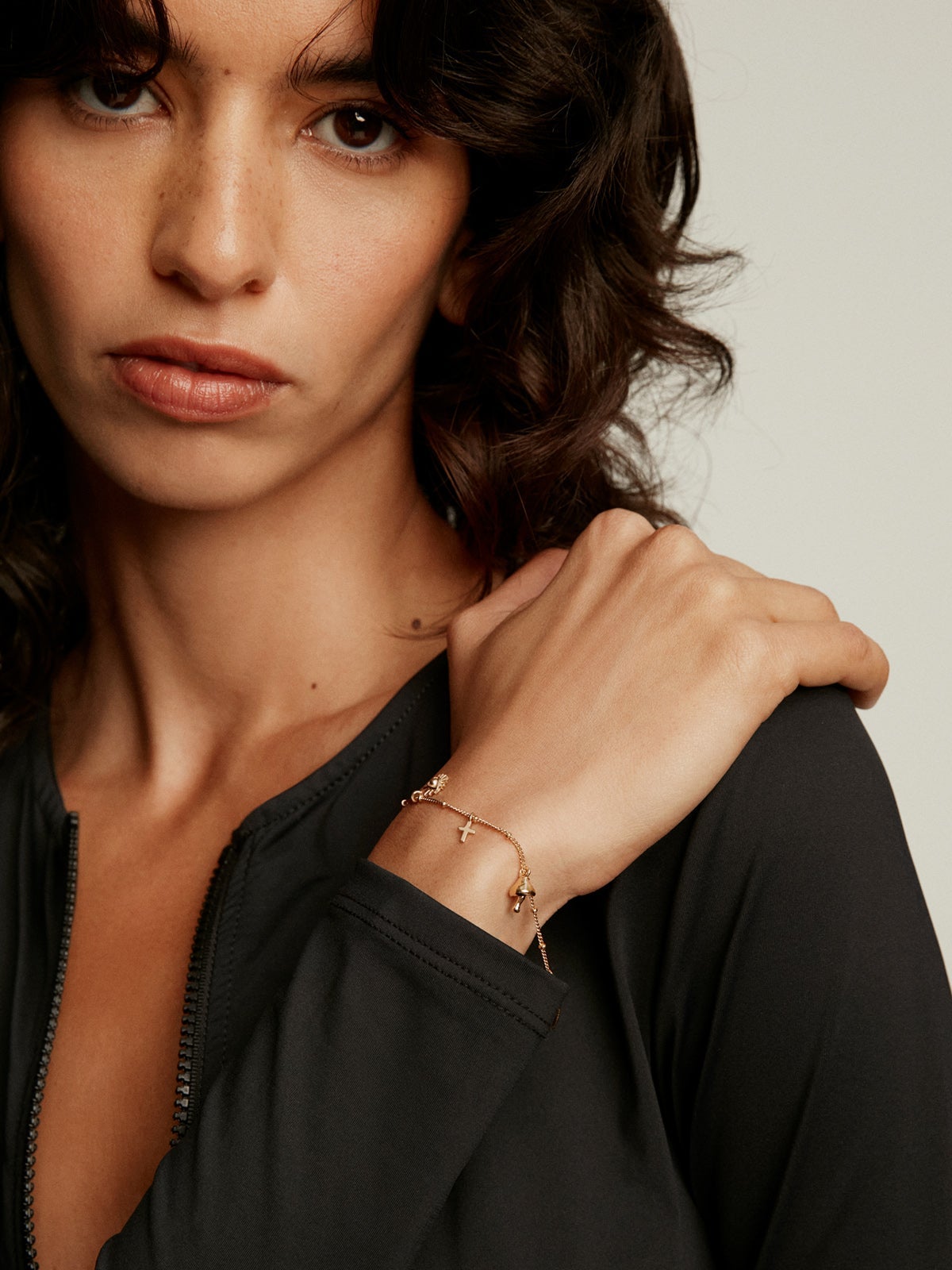 Pulsera de plata 925 bañada en oro amarillo de 18K con motivos de seta, cruz, ojo, concha y estrella