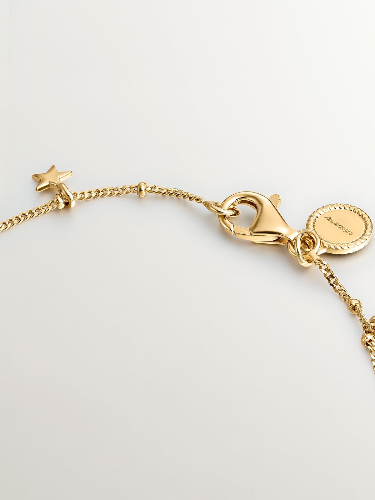 Pulsera de plata 925 bañada en oro amarillo de 18K con motivos de seta, cruz, ojo, concha y estrella