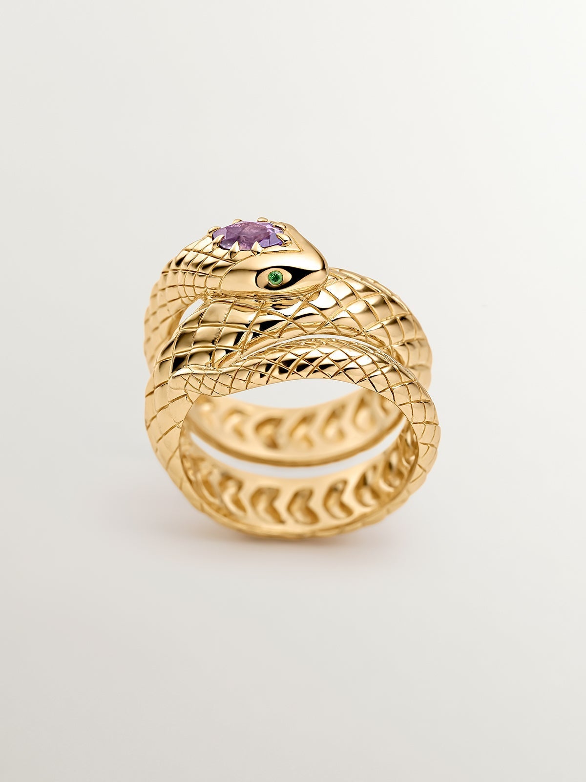 Anillo ancho de plata 925 bañada en oro amarillo de 18K con forma de serpiente y amatista morada y tsavoritas verdes