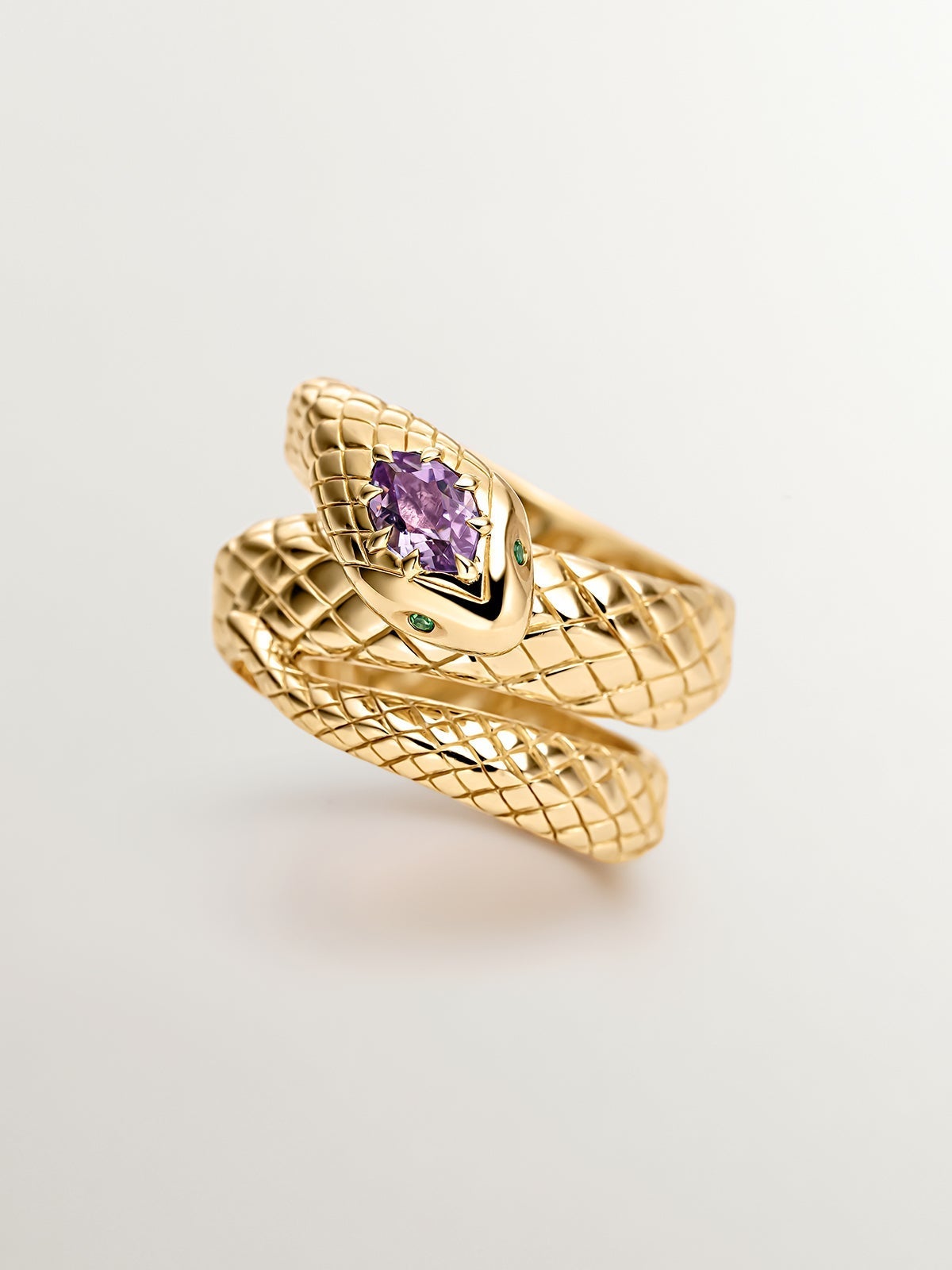 Anillo ancho de plata 925 bañada en oro amarillo de 18K con forma de serpiente y amatista morada y tsavoritas verdes