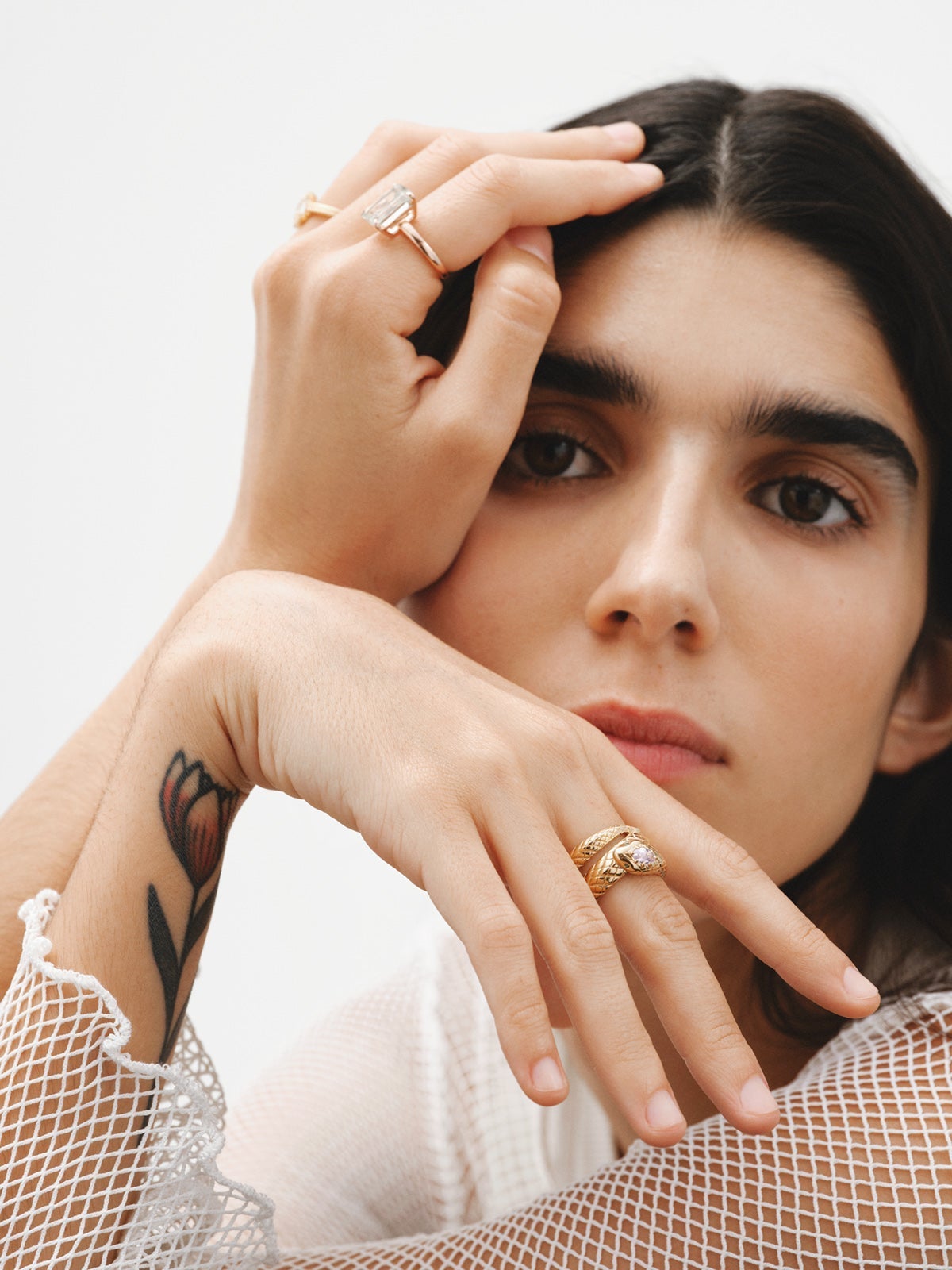 Anillo ancho de plata 925 bañada en oro amarillo de 18K con forma de serpiente y amatista morada y tsavoritas verdes