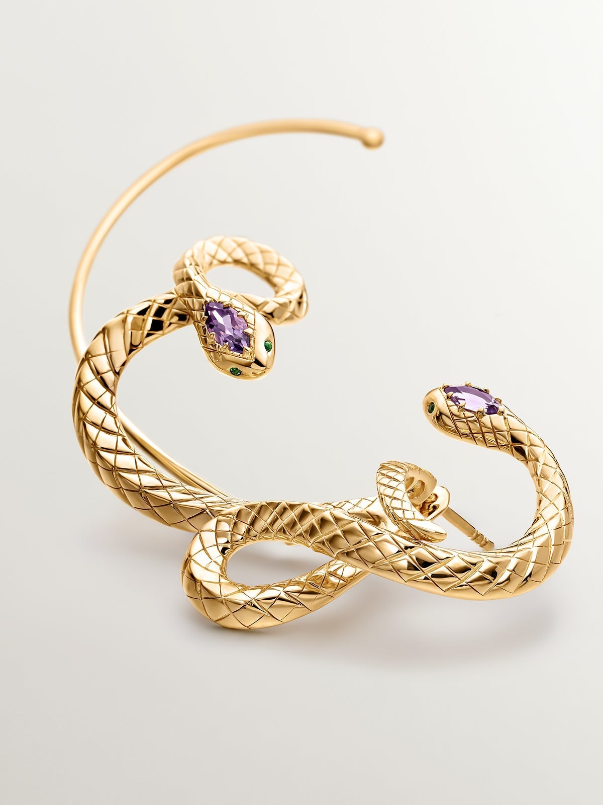 Earcuff de plata 925 bañada en oro amarillo de 18K con forma de serpiente, amatista y tsavorita