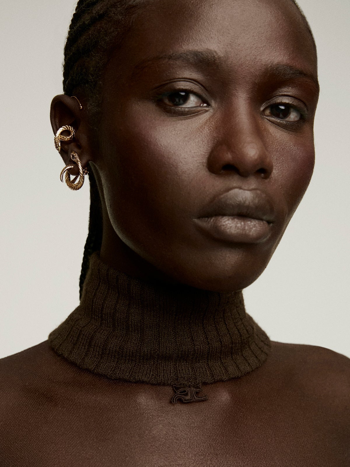 Earcuff de plata 925 bañada en oro amarillo de 18K con forma de serpiente, amatista y tsavorita