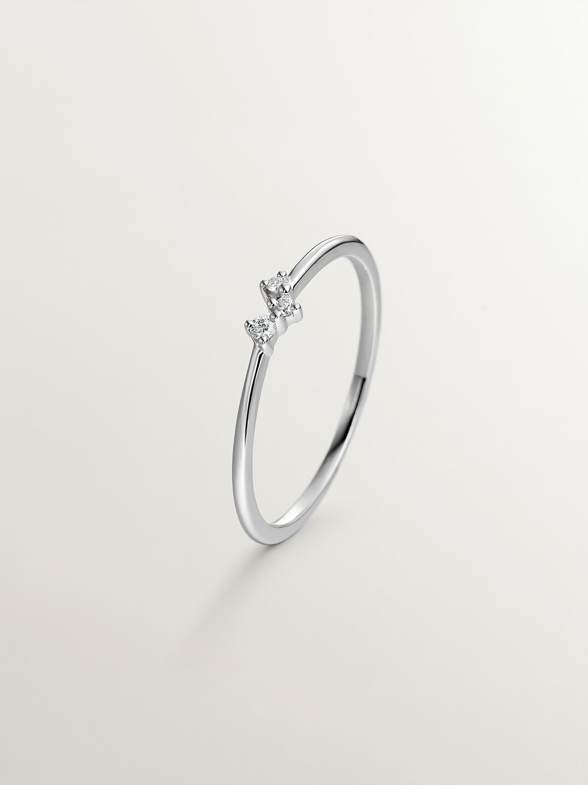 Anillo tresillo de oro blanco de 9K con diamantes