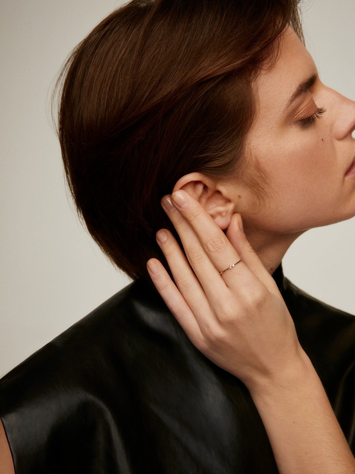 Anillo tresillo de oro blanco de 9K con diamantes