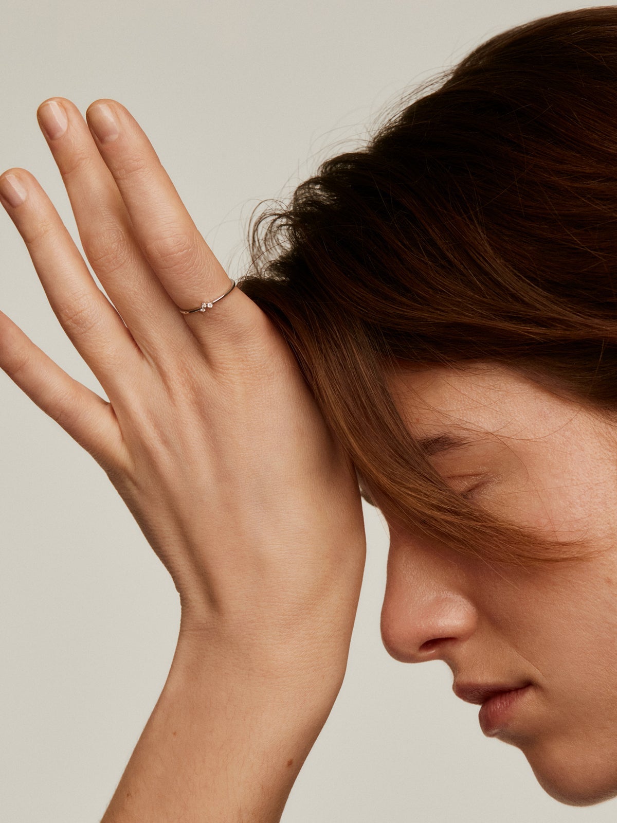 Anillo tresillo de oro blanco de 9K con diamantes