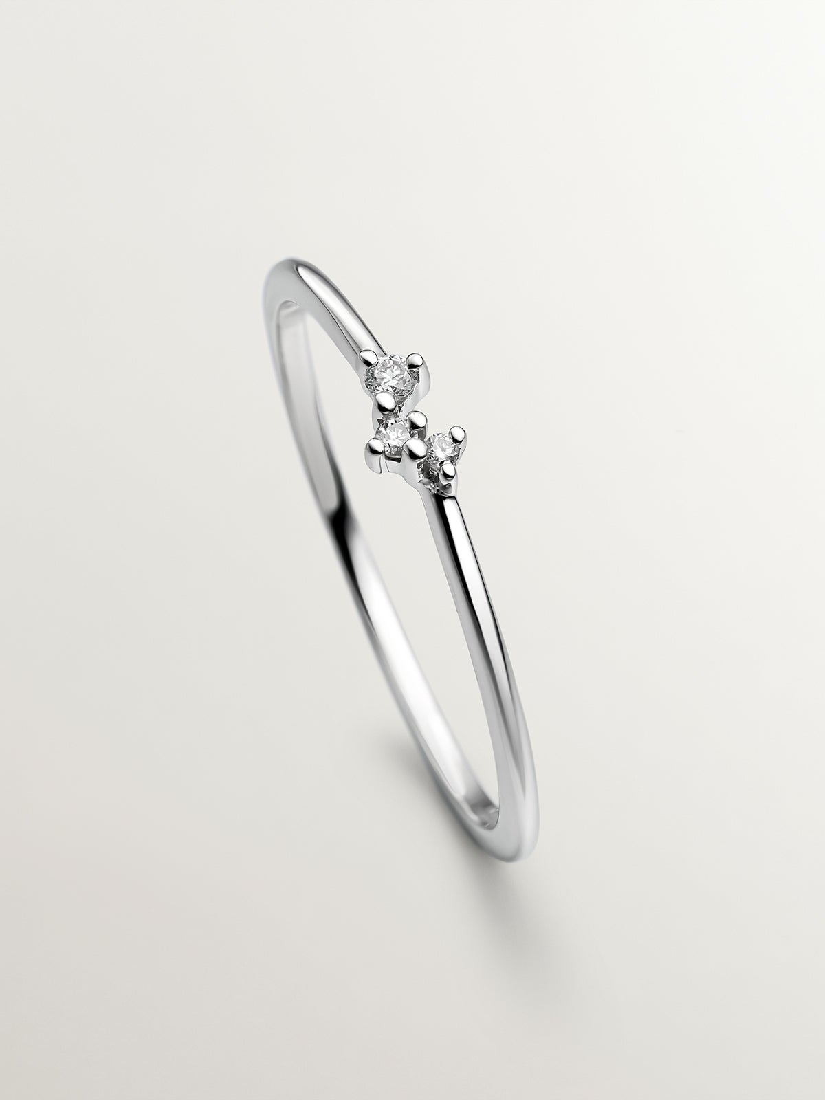 Anillo tresillo de oro blanco de 9K con diamantes