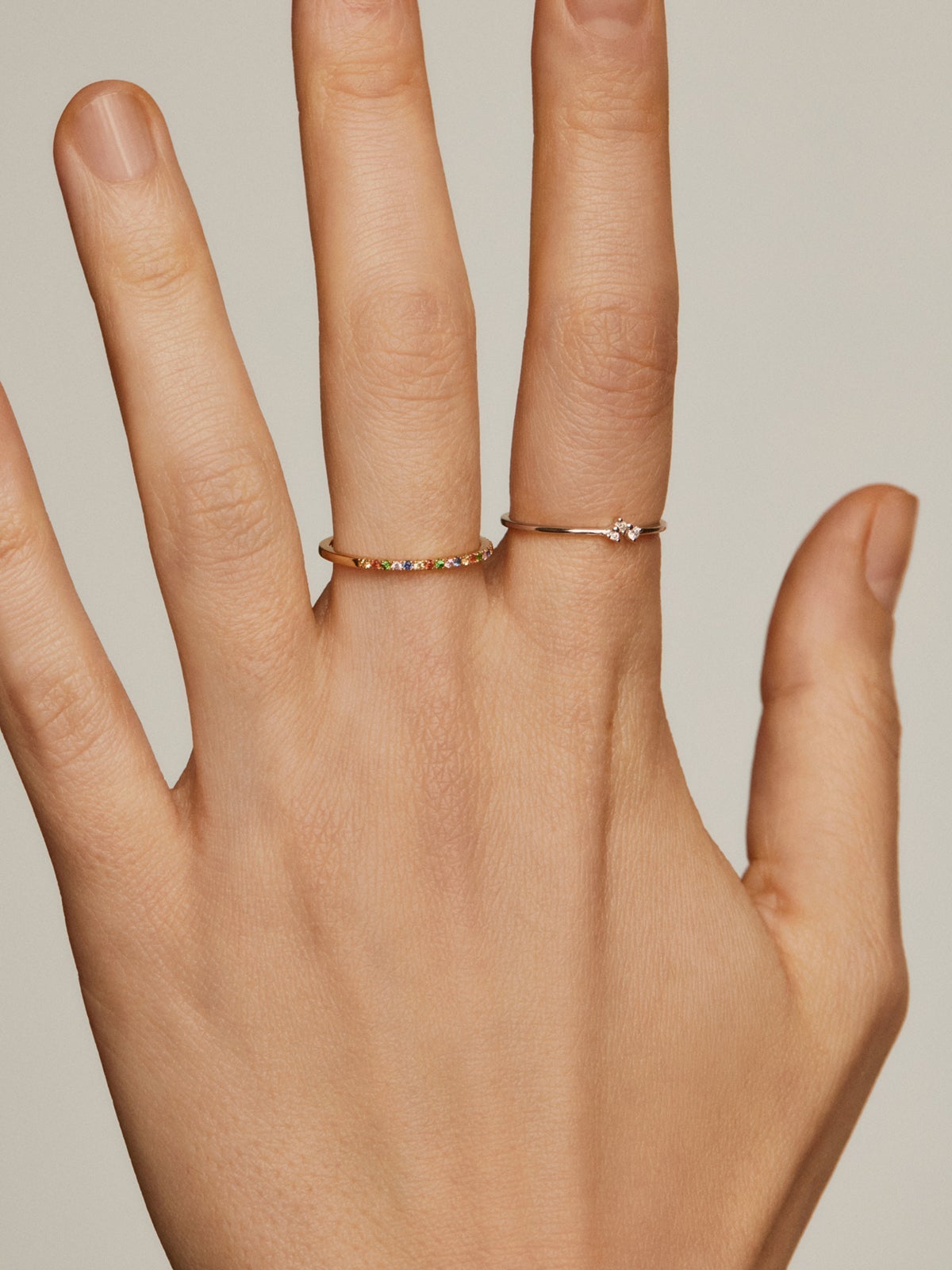 Anillo tresillo de oro blanco de 9K con diamantes