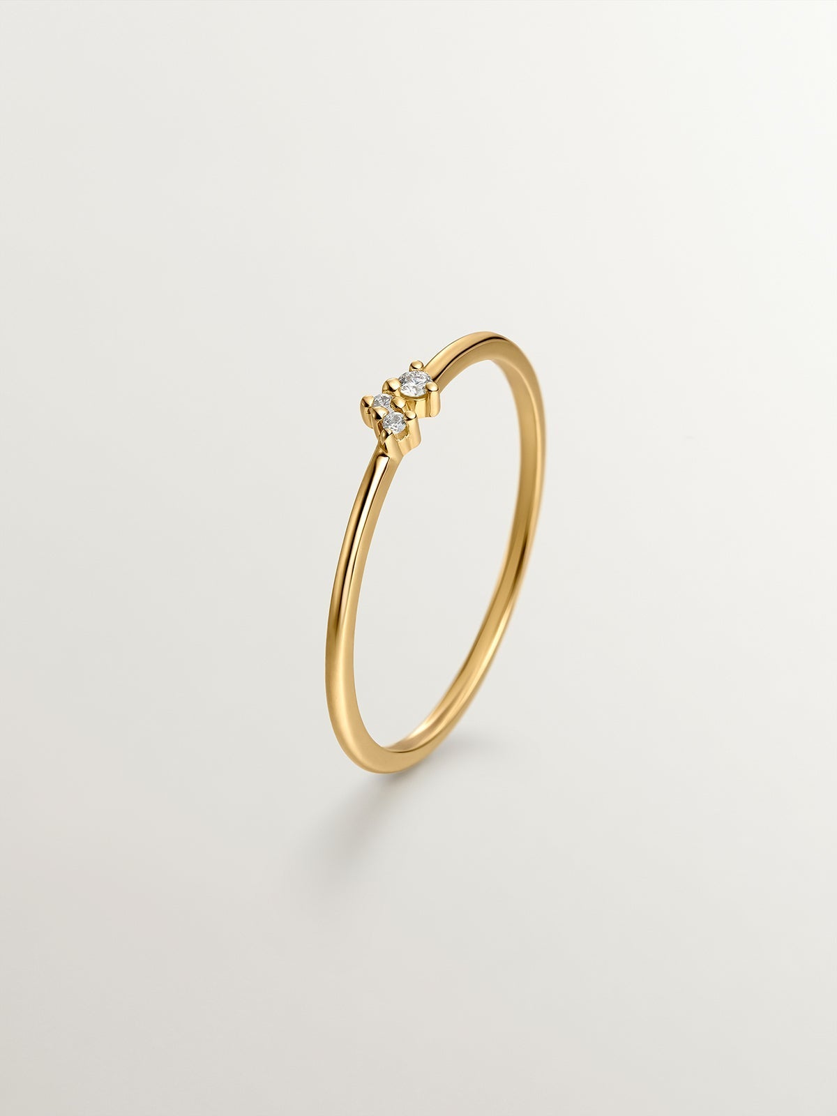 Anillo tresillo de oro amarillo de 9K con diamantes