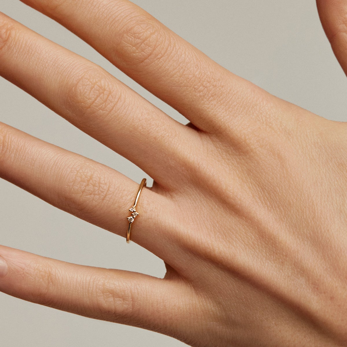 Anillo tresillo de oro amarillo de 9K con diamantes