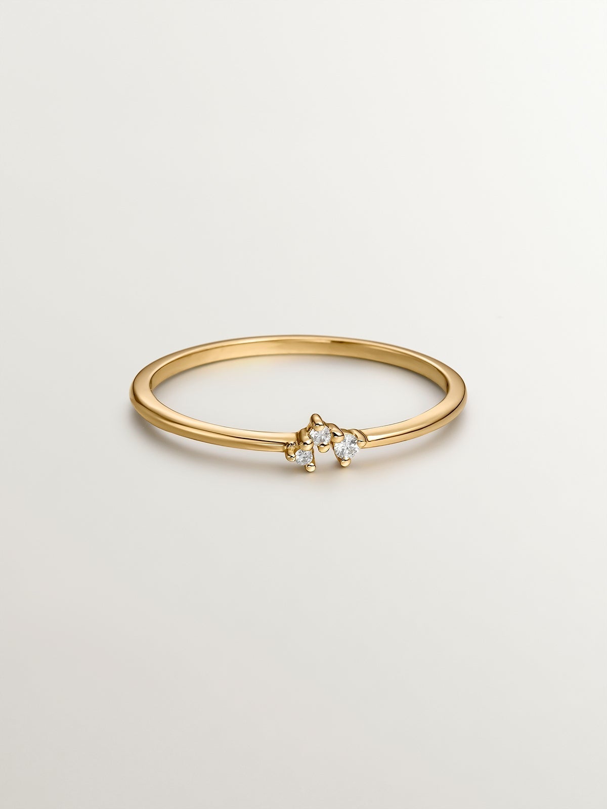 Anillo tresillo de oro amarillo de 9K con diamantes