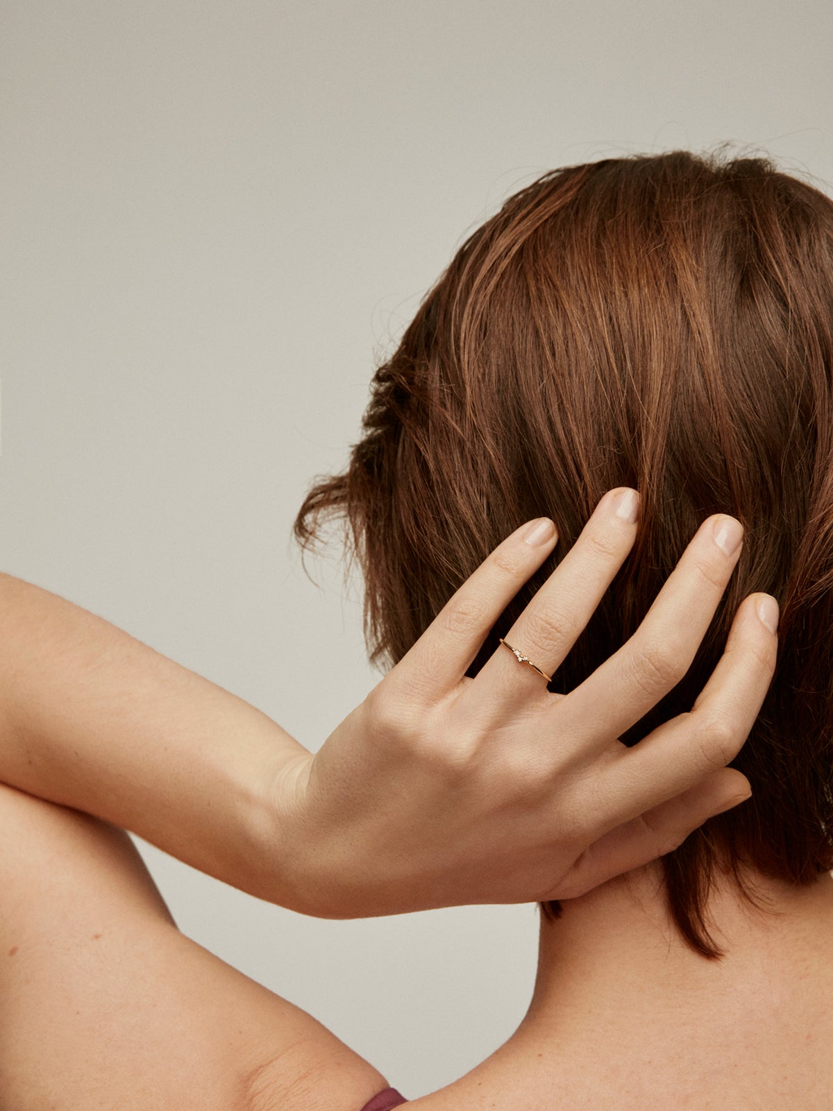 Anillo tresillo de oro amarillo de 9K con diamantes